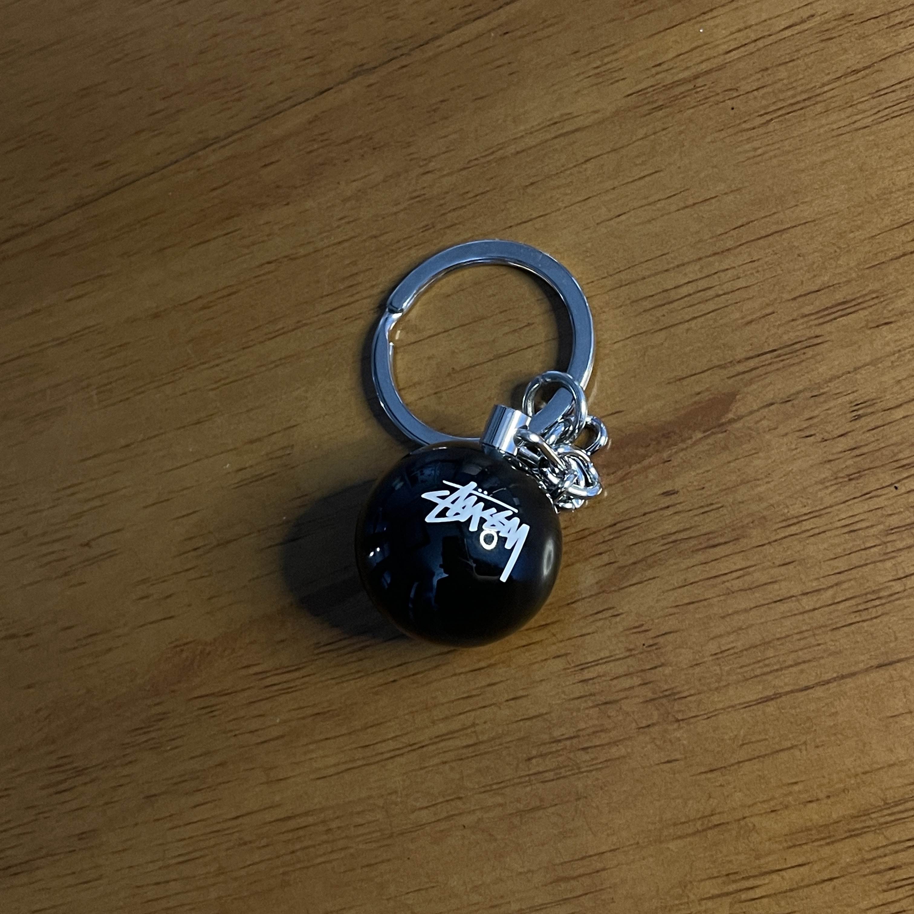 Stussy 8 Ball Keychain Black 착용 스타일 - 2