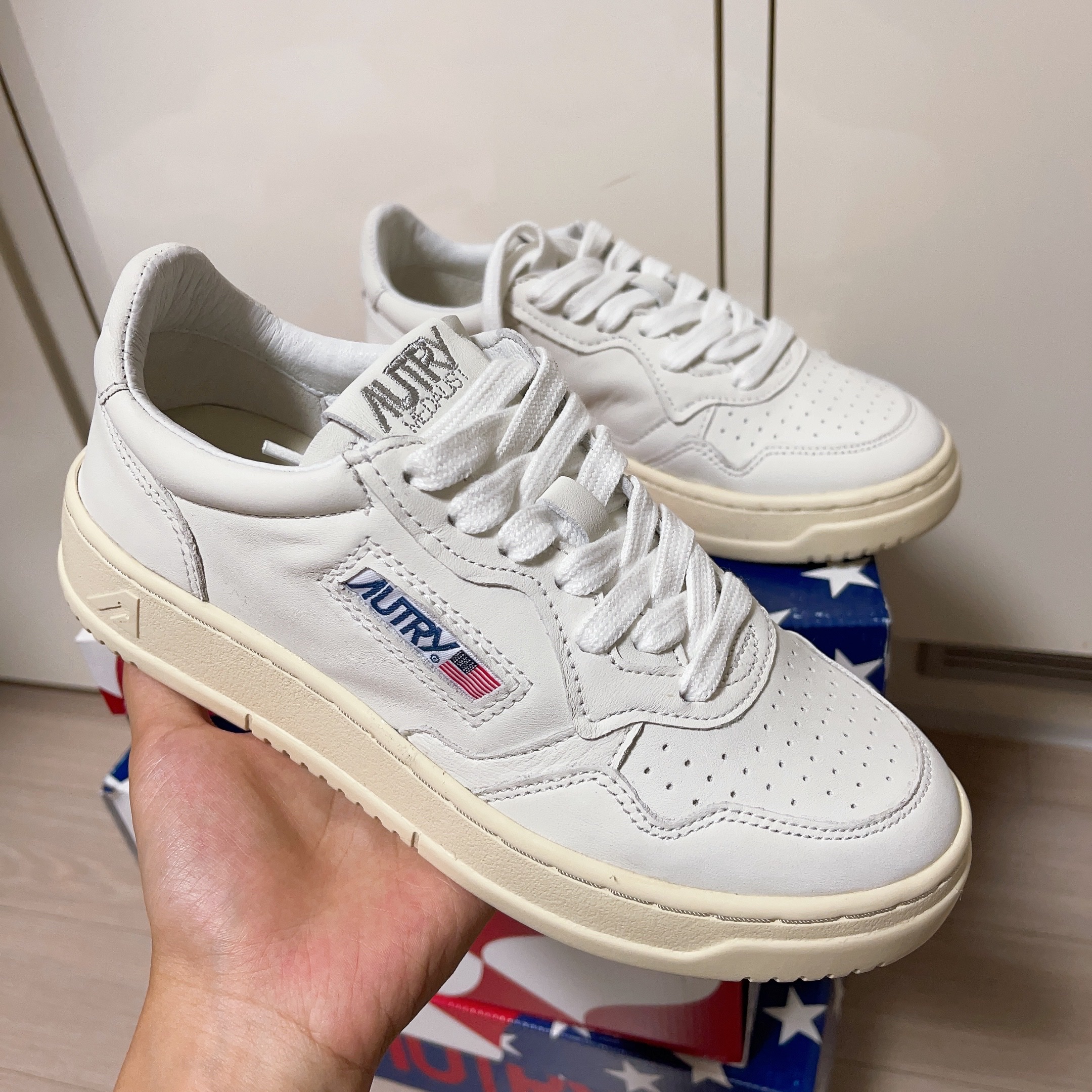 (W) Autry Medalist Low Goatskin Sneakers White 착용 스타일
