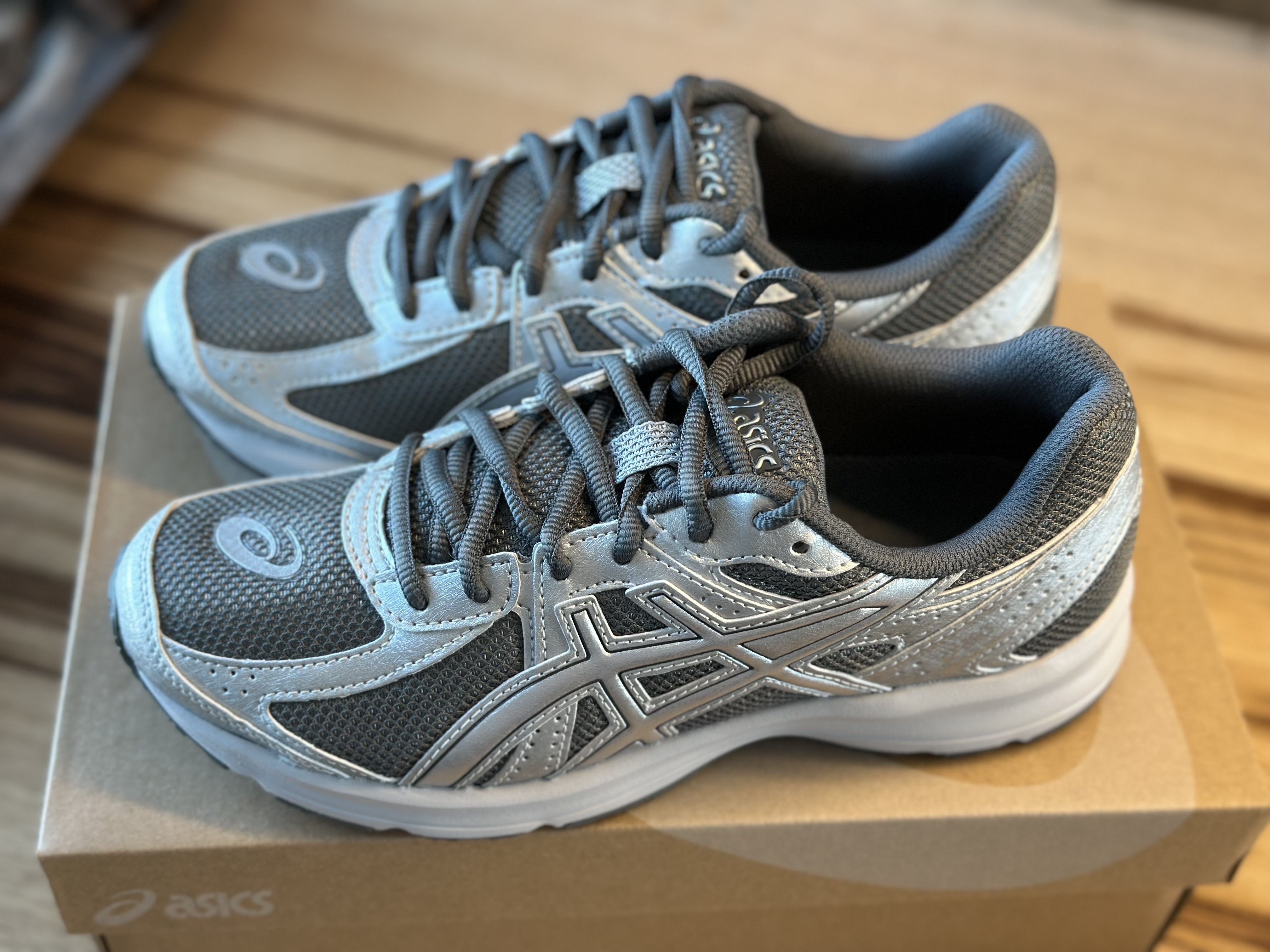 Asics Jog 100 S SMU Sheet Rock Pure Silver - 2E Wide 착용 스타일 - 4