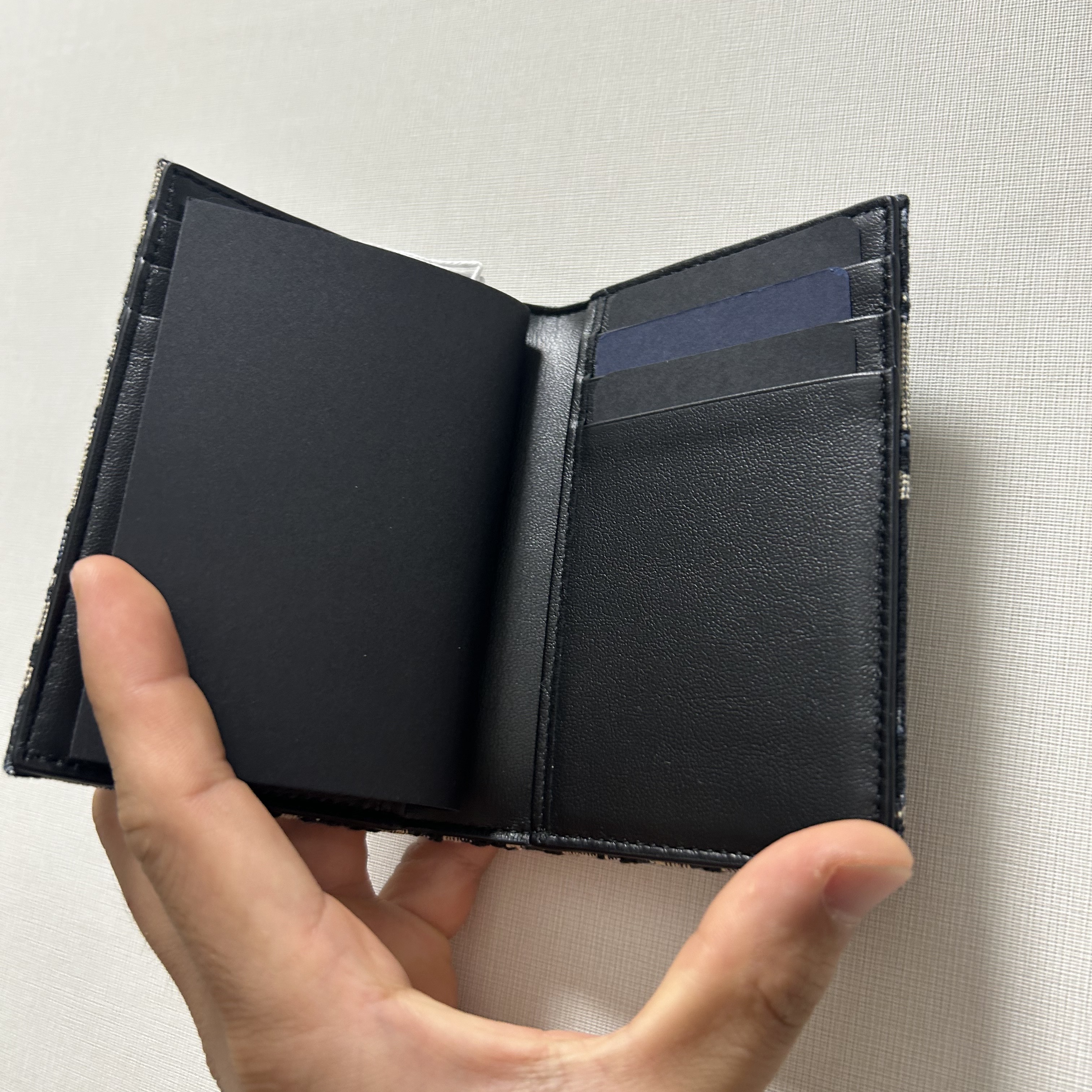 Dior Bi-Fold Card Holder Beige & Black Dior Oblique Jacquard 착용 스타일 - 4