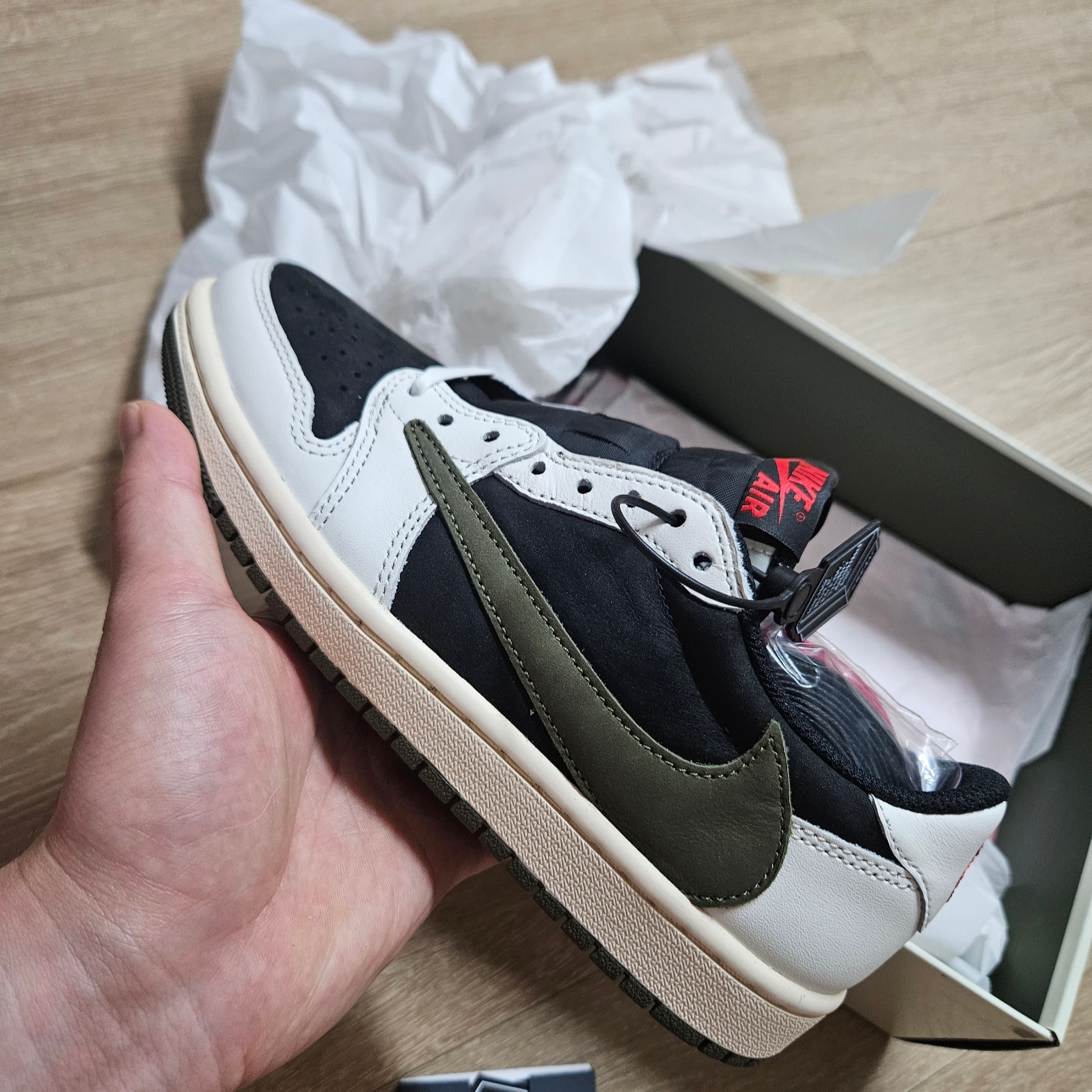 (W) Jordan 1 x Travis Scott Retro Low OG SP Medium Olive 착용 스타일 - 2