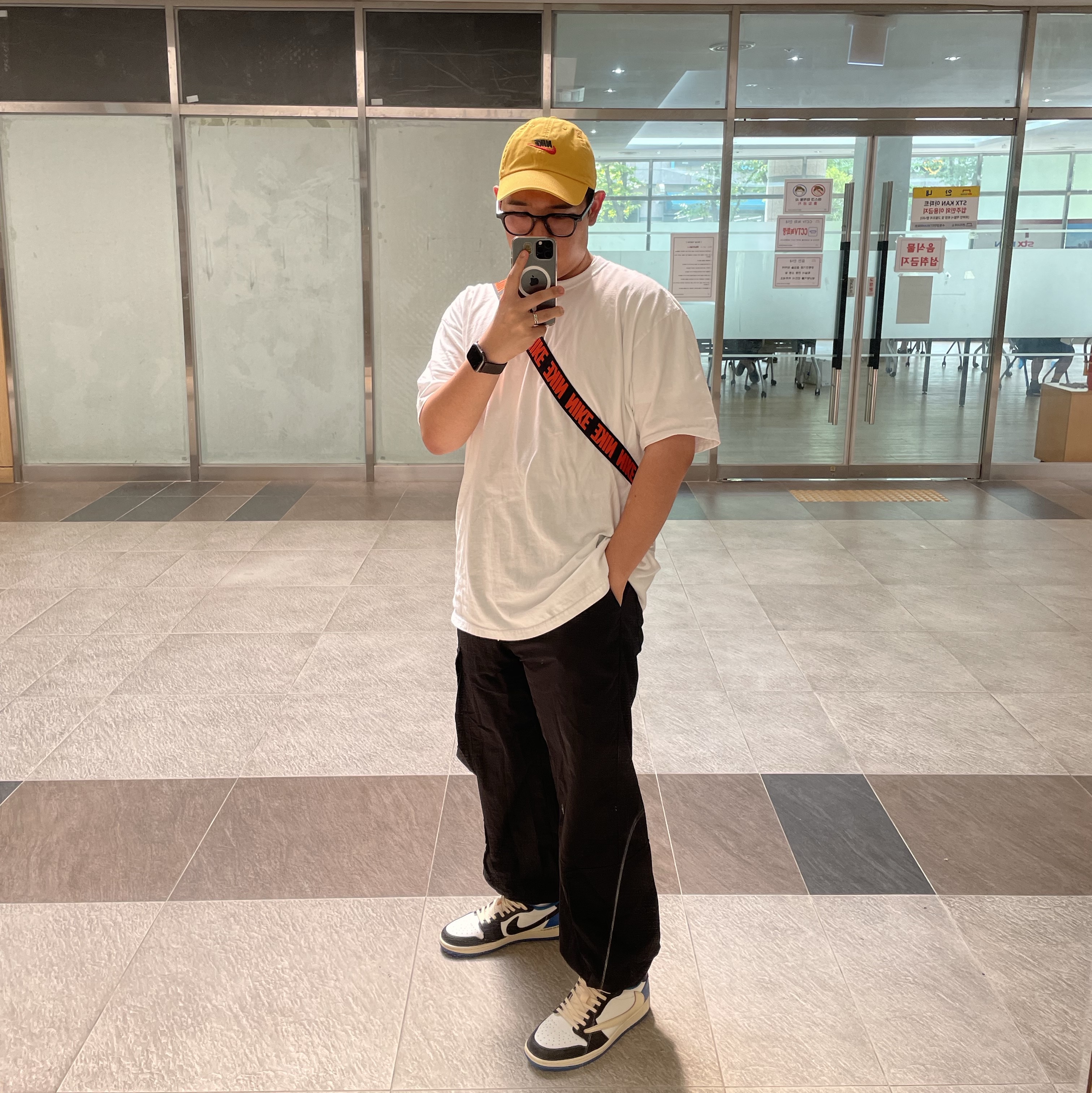 Jordan 1 x Travis Scott x Fragment Retro Low OG SP Military Blue, Stussy Skate Tough T-Shirt White 착용 스타일
