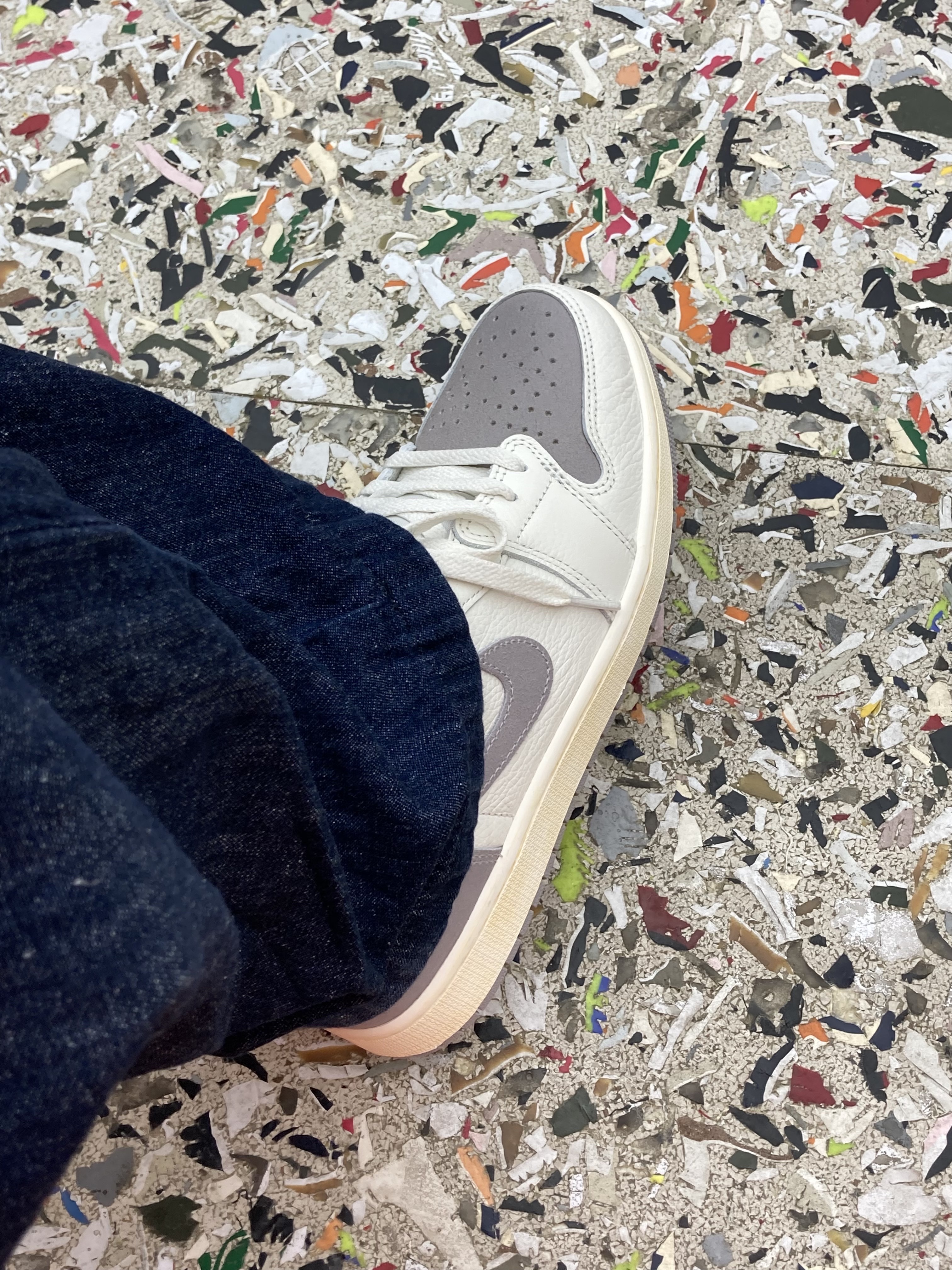 Jordan 1 Retro Low OG Atmosphere Grey 착용 스타일 - 3