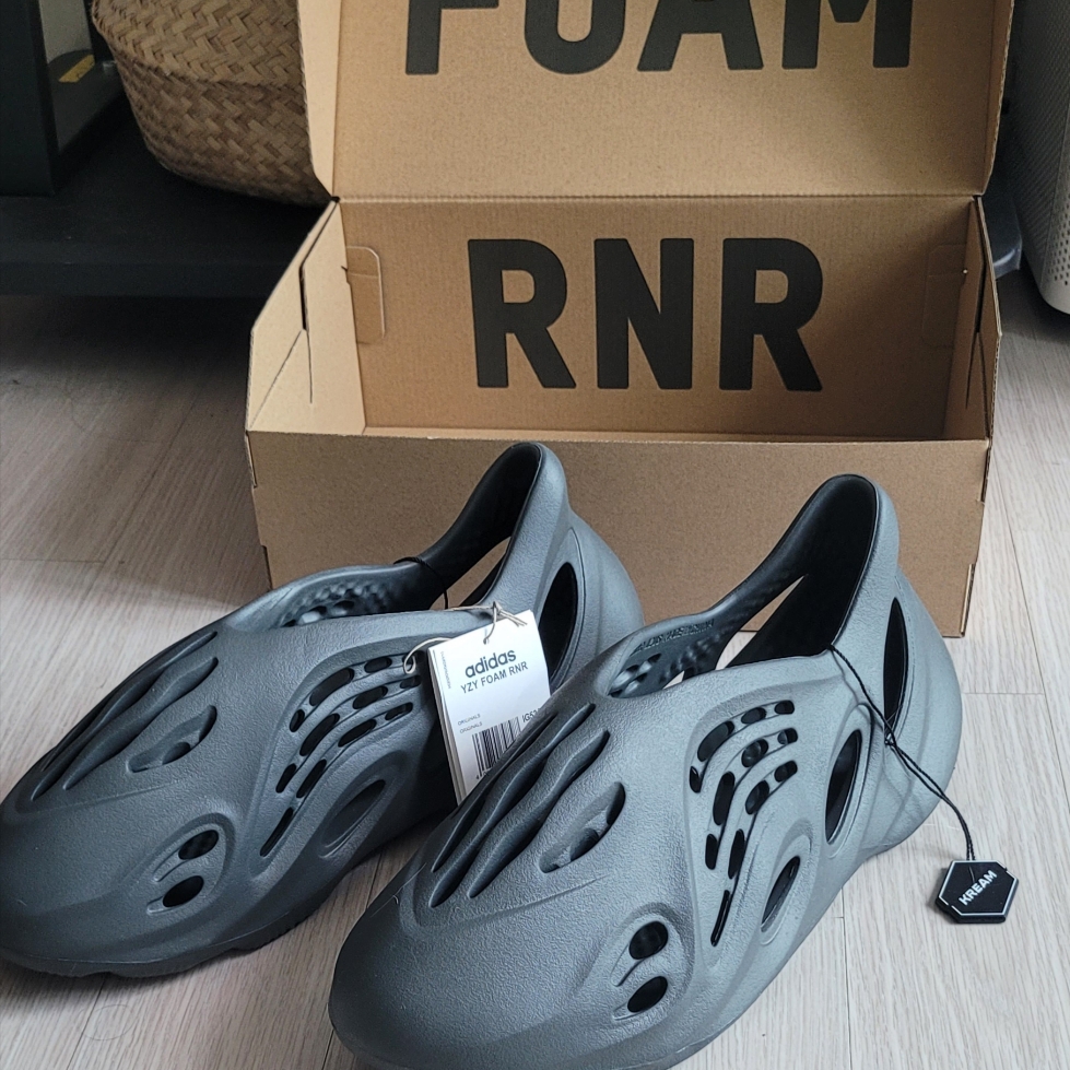 Adidas Yeezy Foam RNNR Carbon 착용 스타일 - 1