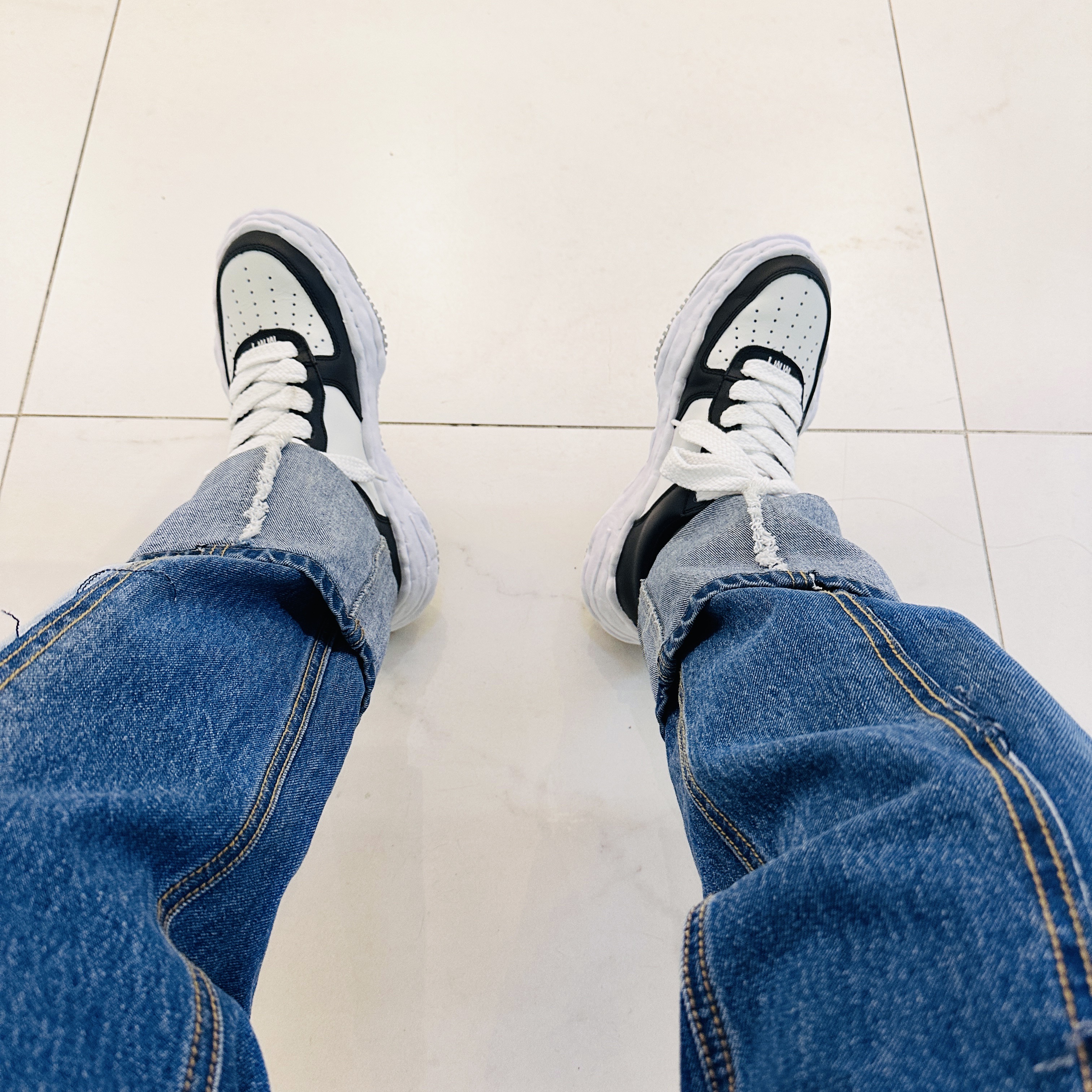 Maison Mihara Yasuhiro Wayne OG Sole Leather Low-top Sneakers Black White 착용 스타일 - 1