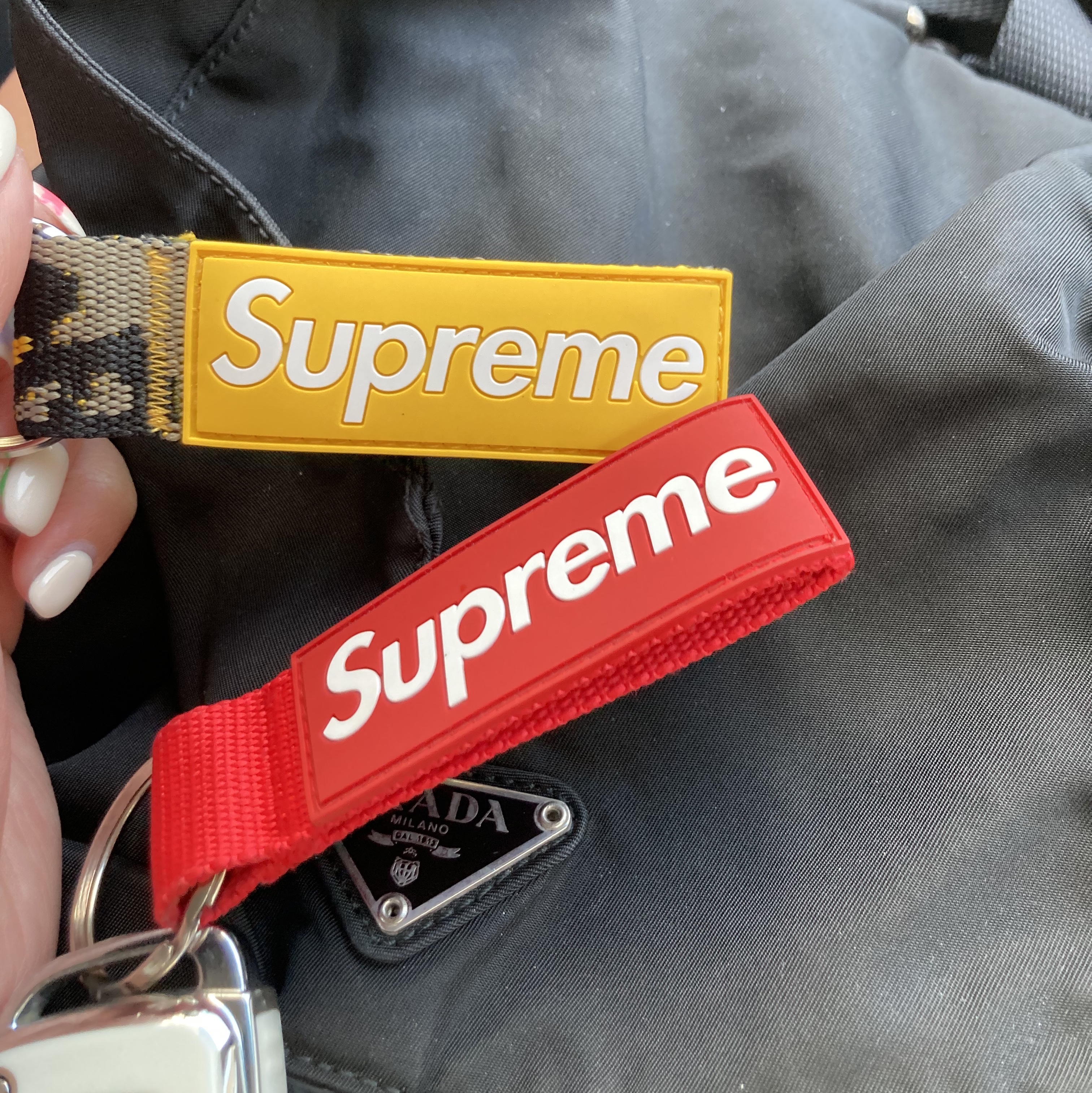 Supreme Webbing Keychain Yellow Camo - 23SS, Supreme Webbing Keychain Red - 23SS 착용 스타일