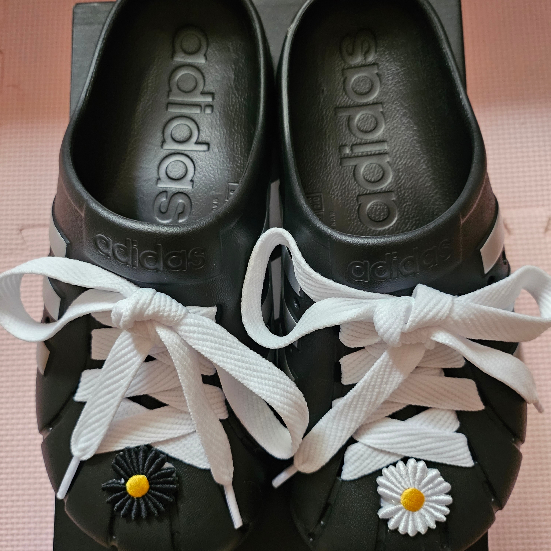 Adidas Adilette Clogs Core Black Silver Metallic 착용 스타일