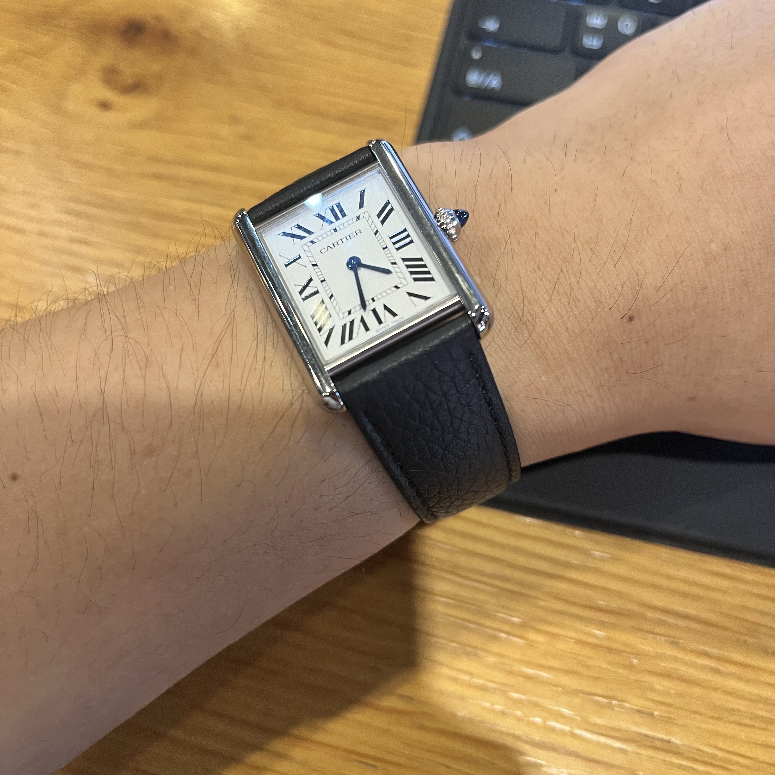 Cartier Tank Must Watch Large Quartz Steel Calfskin Black 착용 스타일