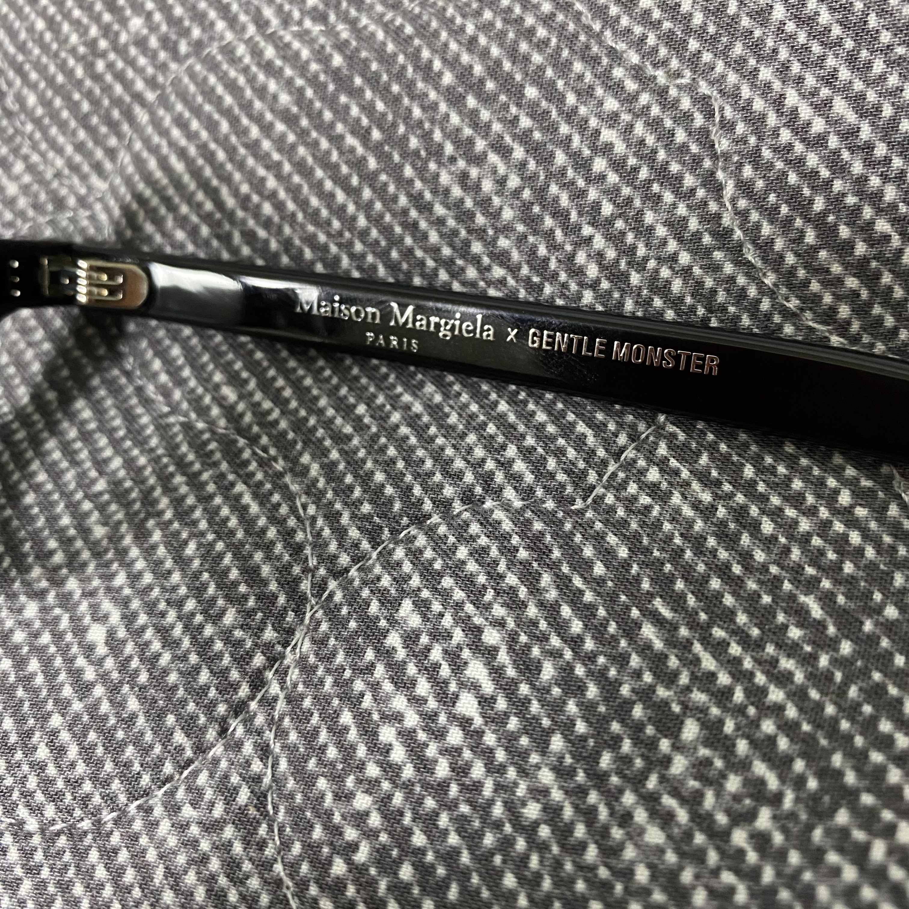 Gentle Monster x Maison Margiela MM012 Clear Black 착용 스타일 - 3