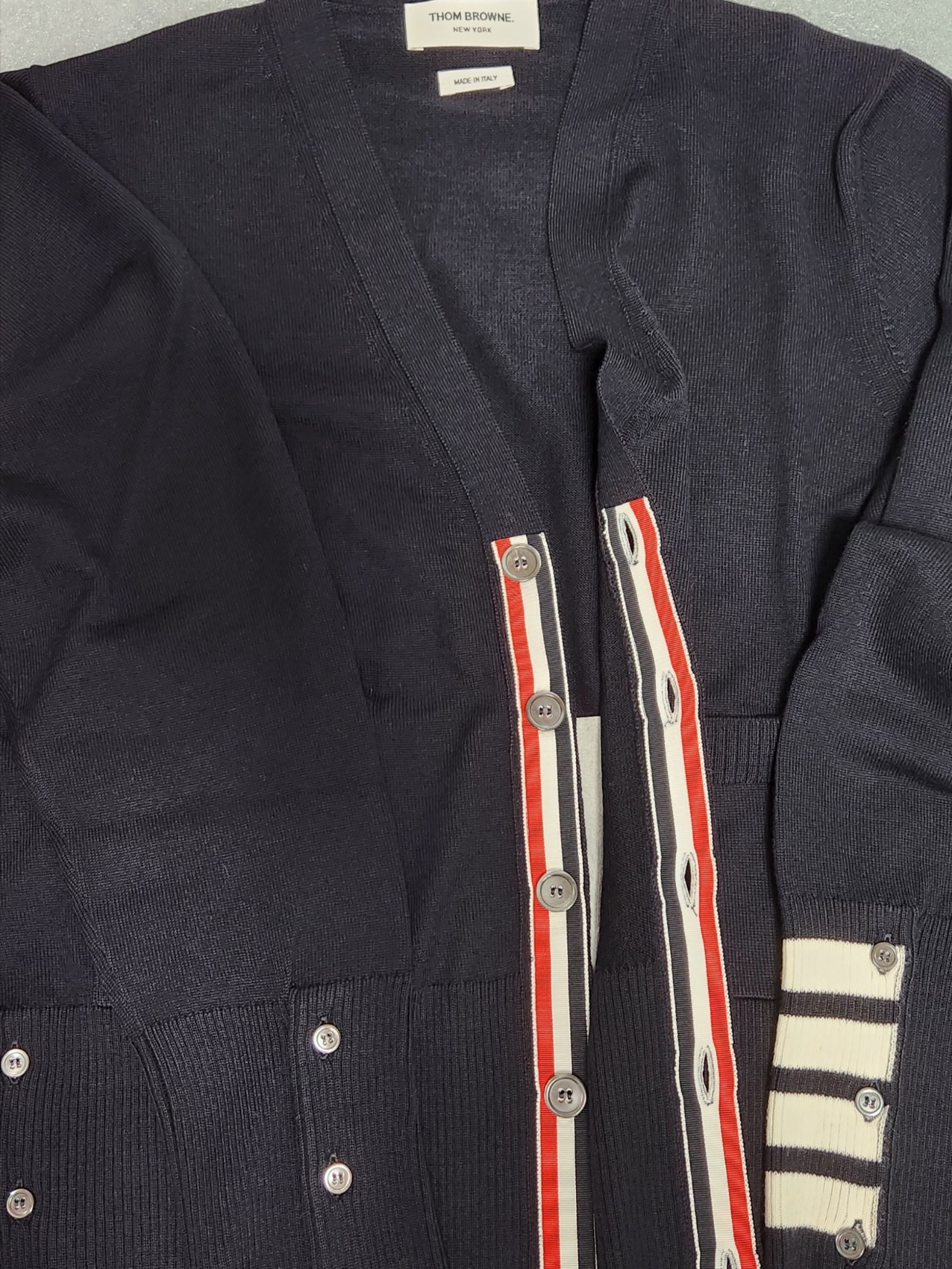Thom Browne Fine Merino Wool 4-Bar Cuff V-Neck Cardigan Navy 착용 스타일