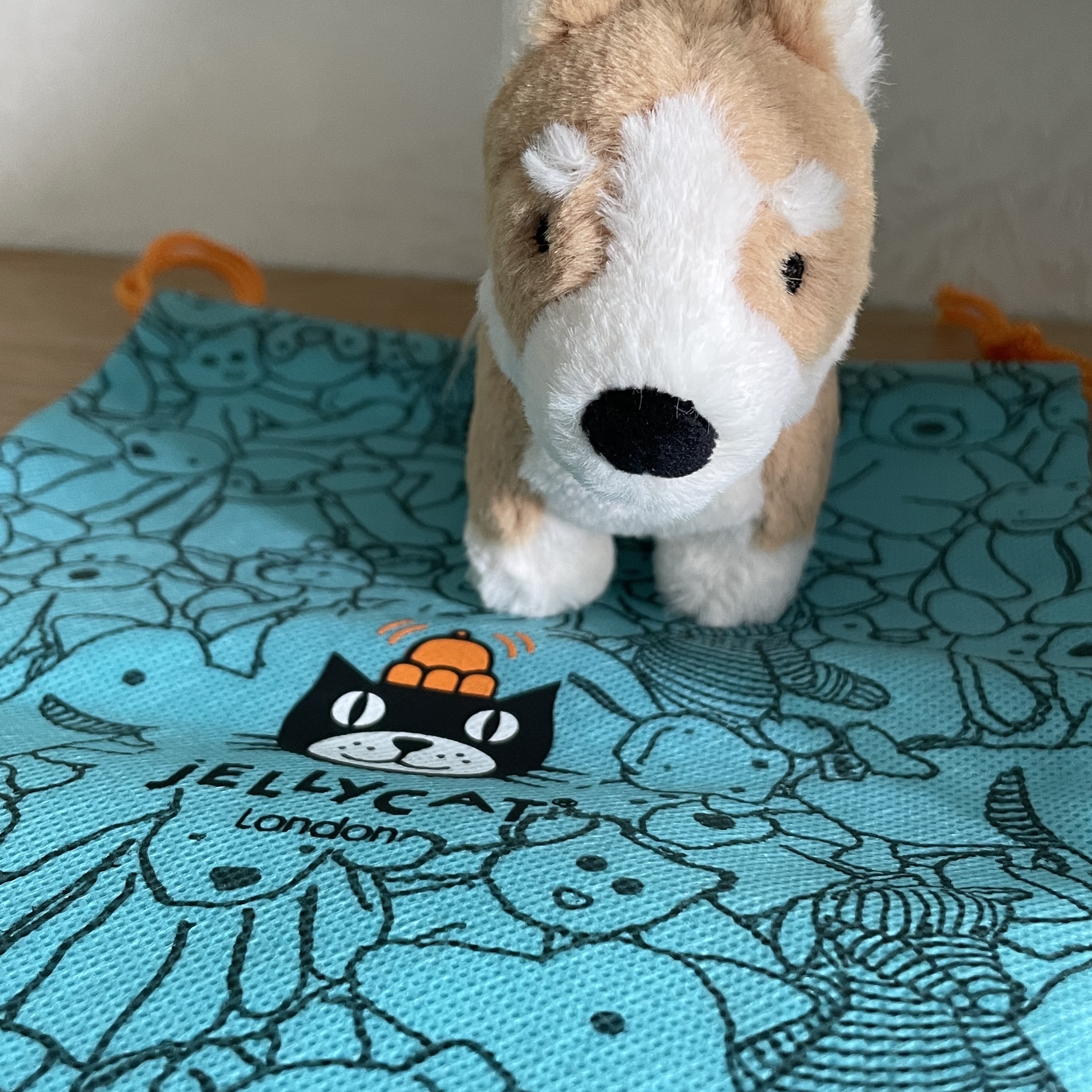Jellycat Betty Corgi Bag Charm Honey 착용 스타일