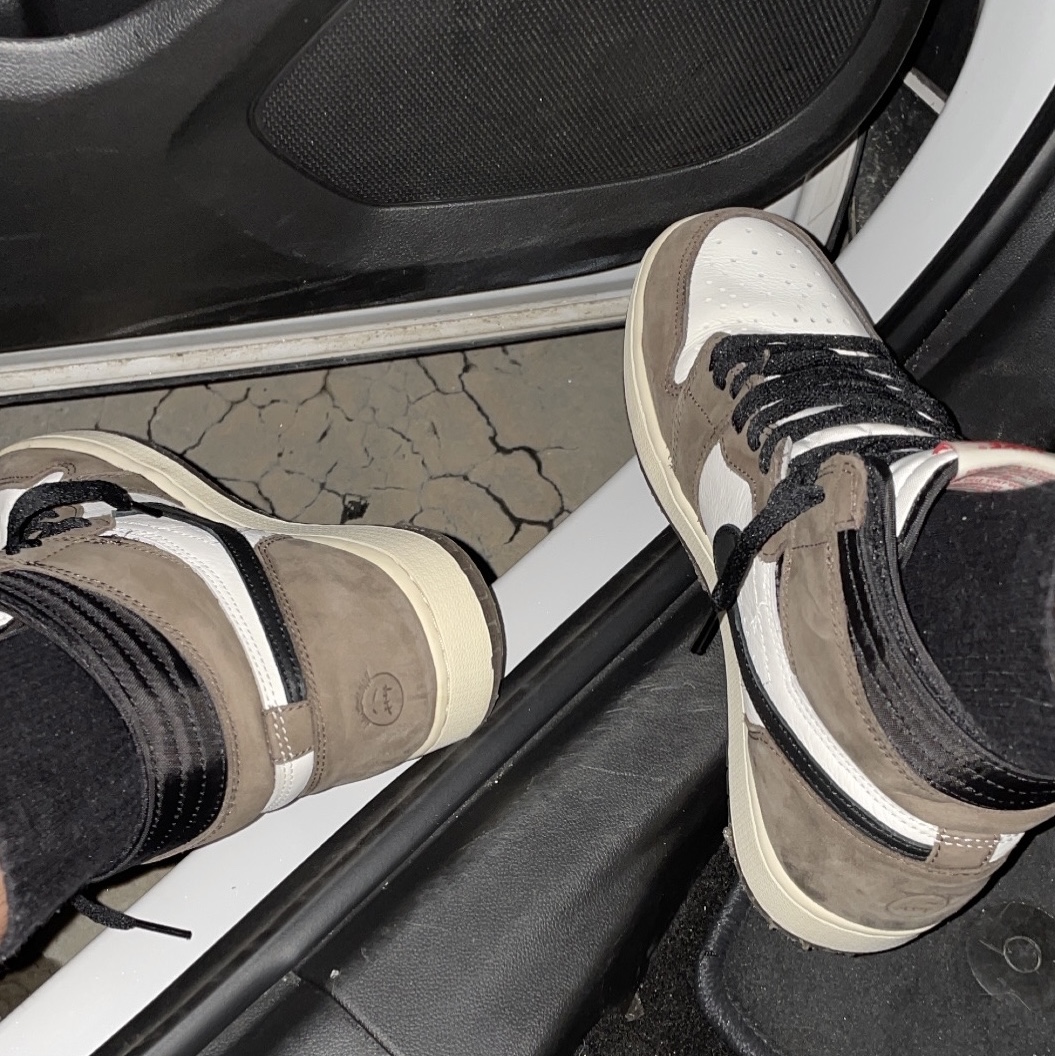 Jordan 1 x Travis Scott Retro High OG SP Mocha, Aeae Web Logo Mesh Cap Black 착용 스타일 - 1