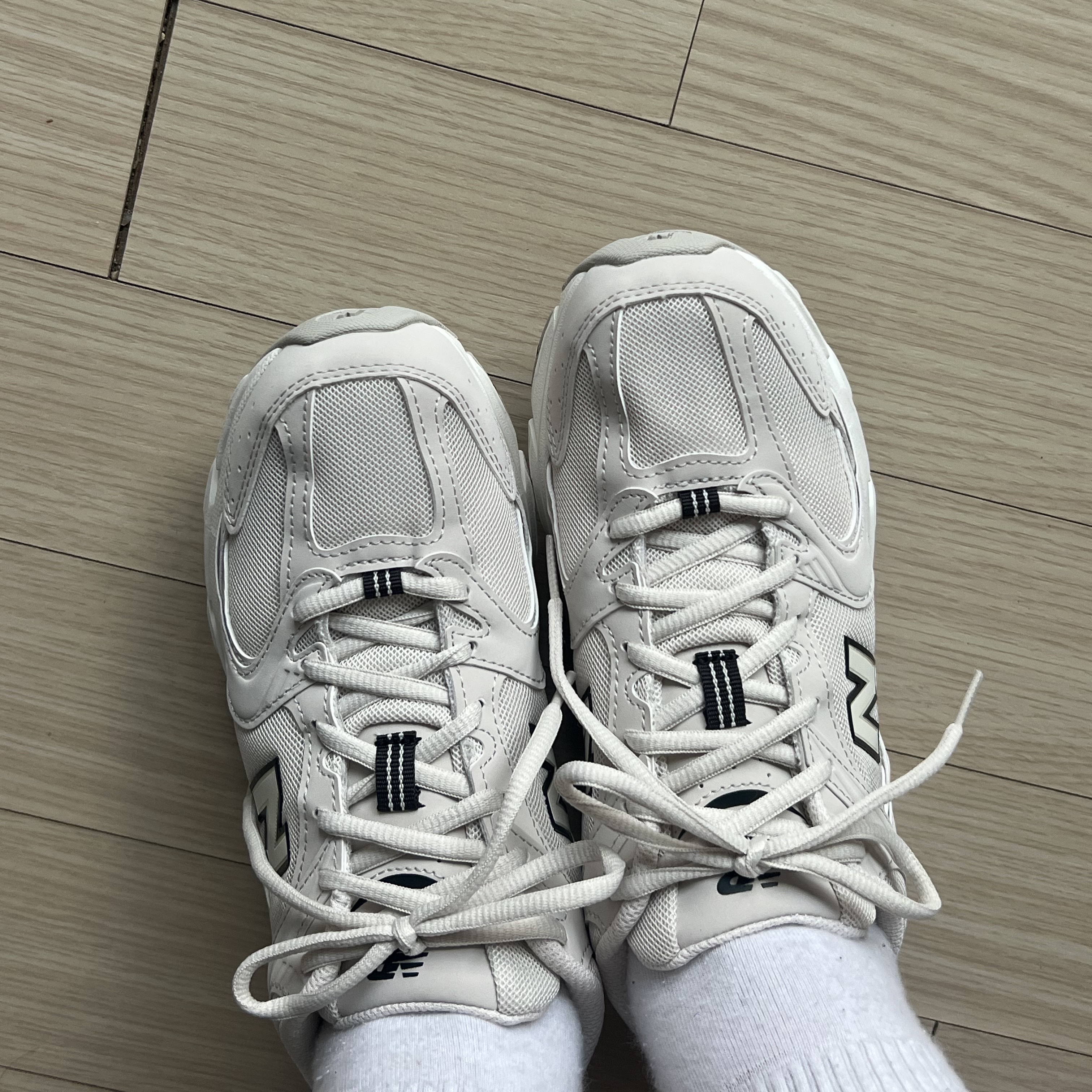 New Balance 530 Ivory 착용 스타일