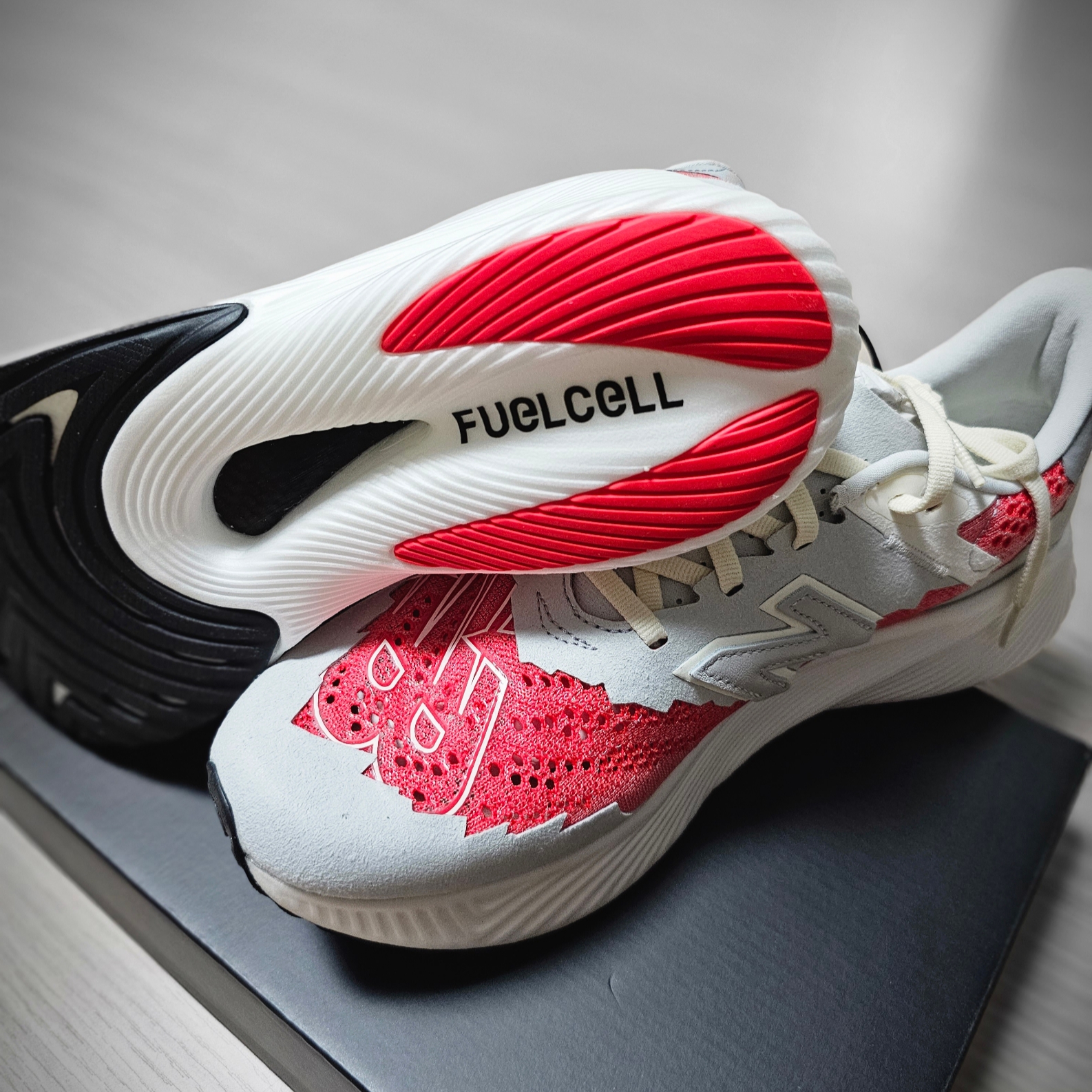 New Balance x Stone Island x Tokyo Design Studio FuelCell RC Elite v2 SI Red 착용 스타일 - 3