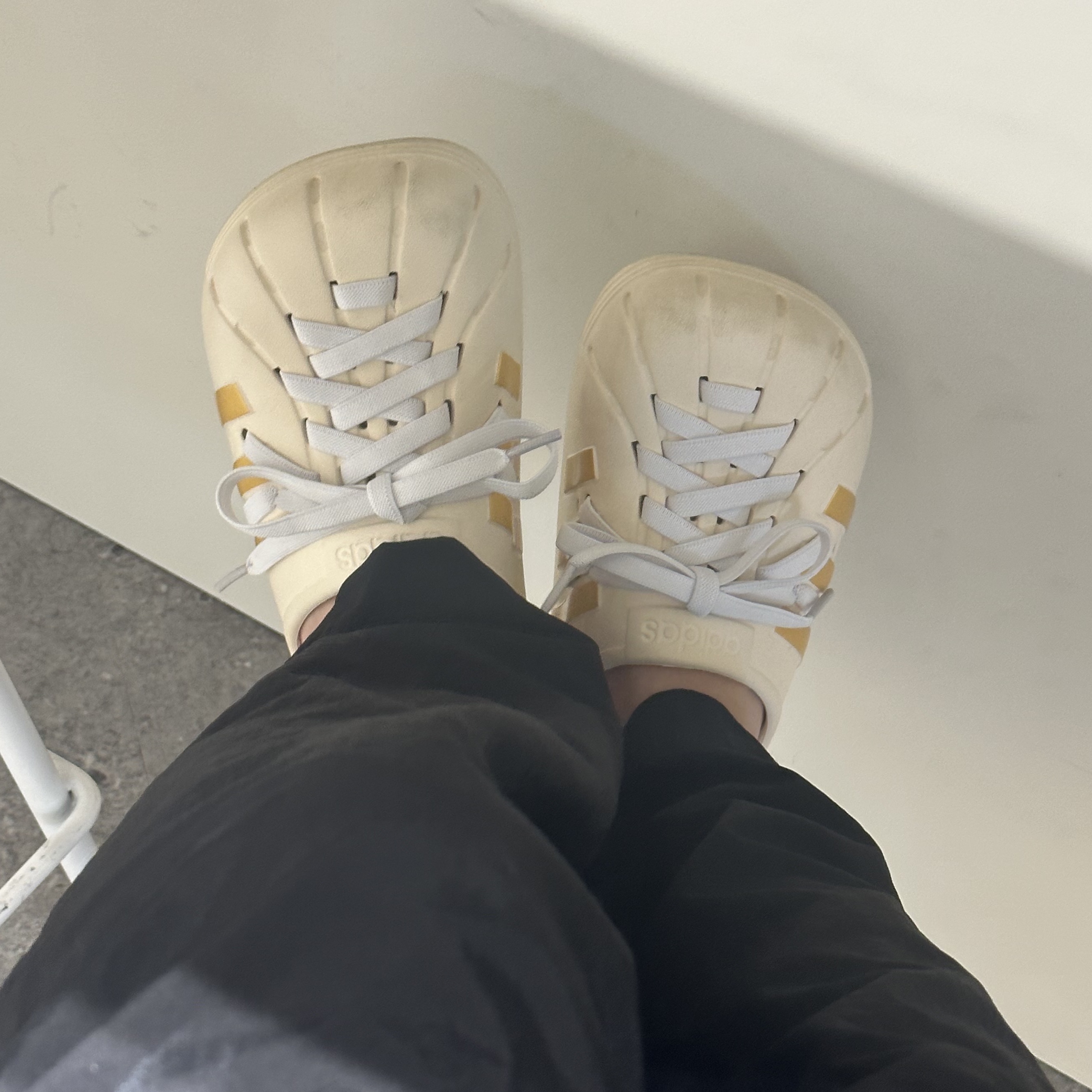 Adidas Adilette Clogs Wonder White 착용 스타일