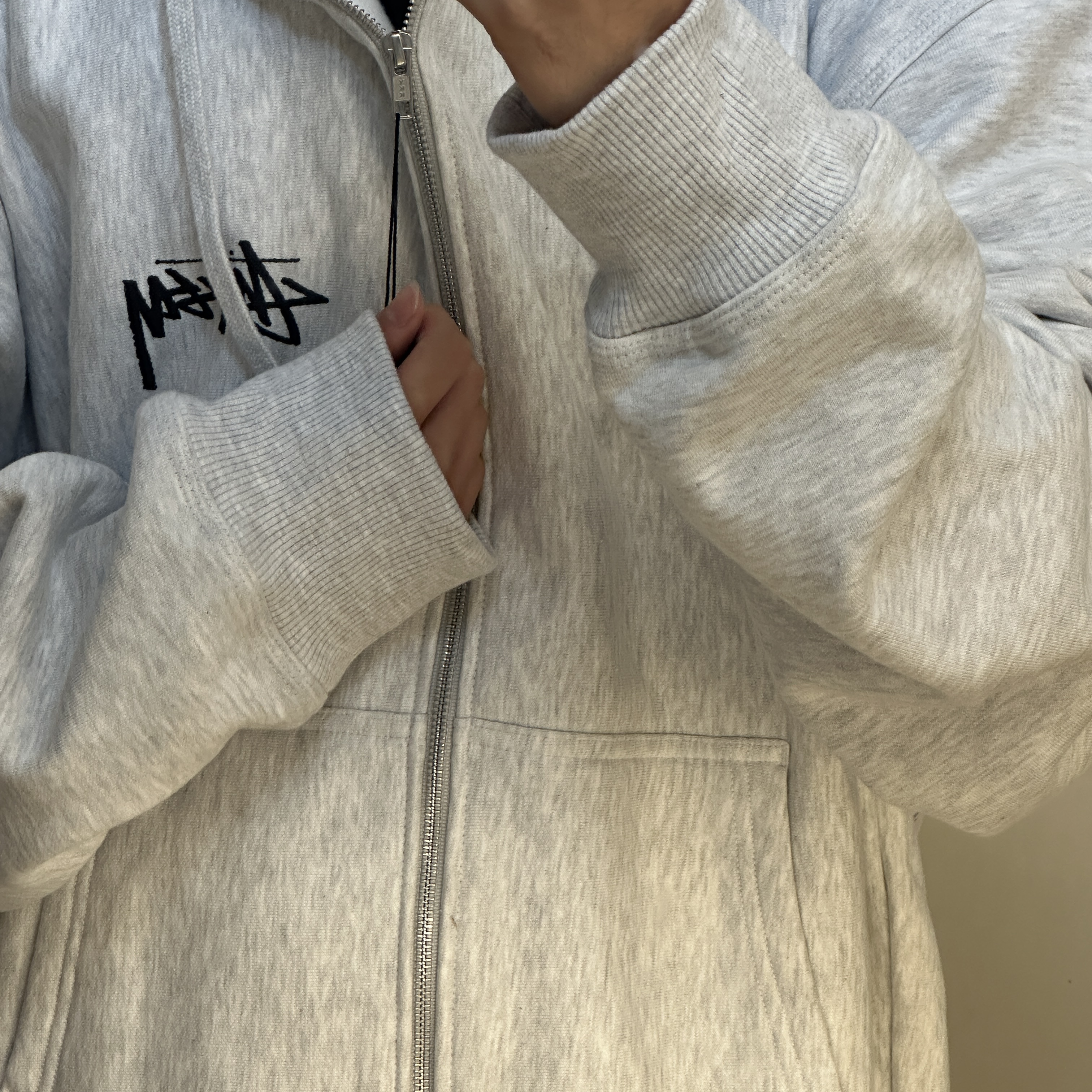 Stussy Shattered Zip Hoodie Ash Heather 착용 스타일 - 2