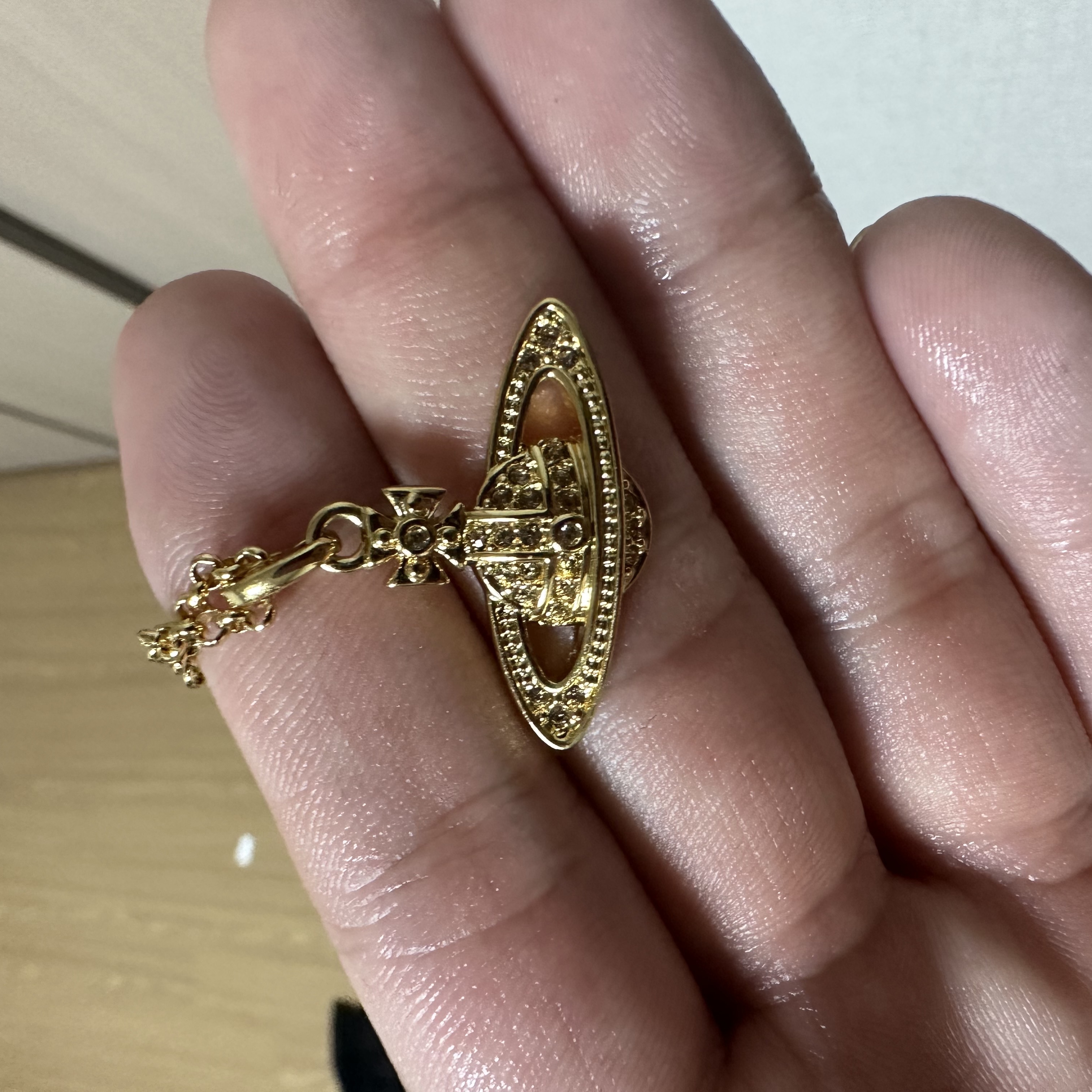 Vivienne Westwood Mini Bas Relief Pendant Gold 착용 스타일