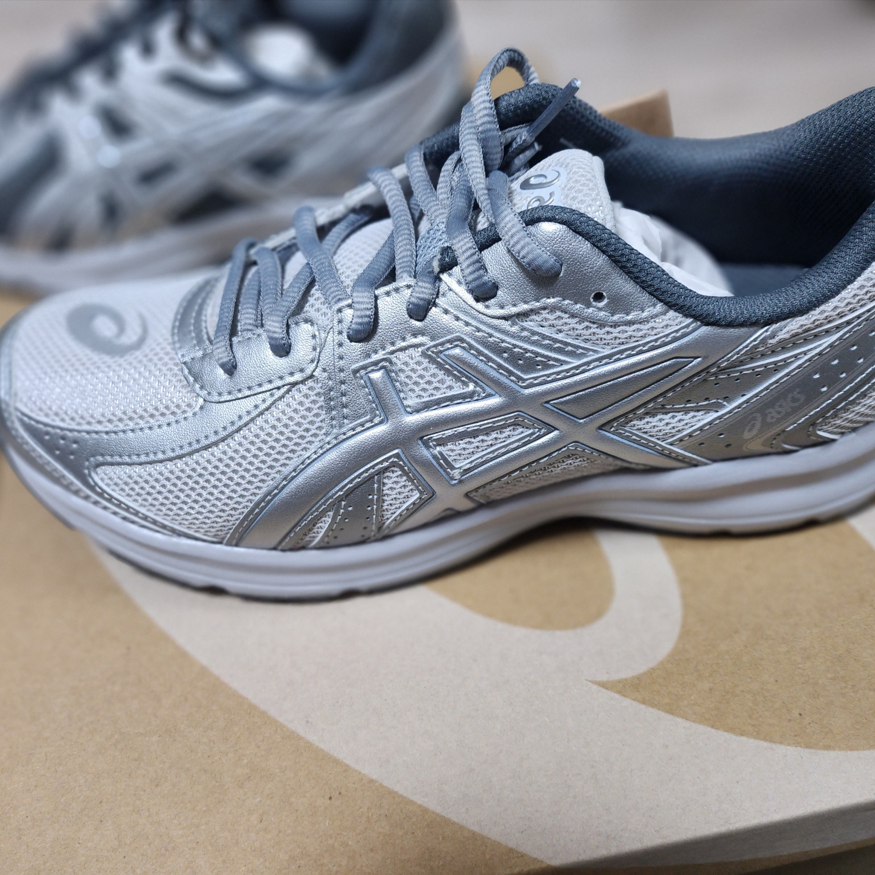 Asics Jog 100 S SMU Glacier Grey Pure Silver - 2E Wide 착용 스타일