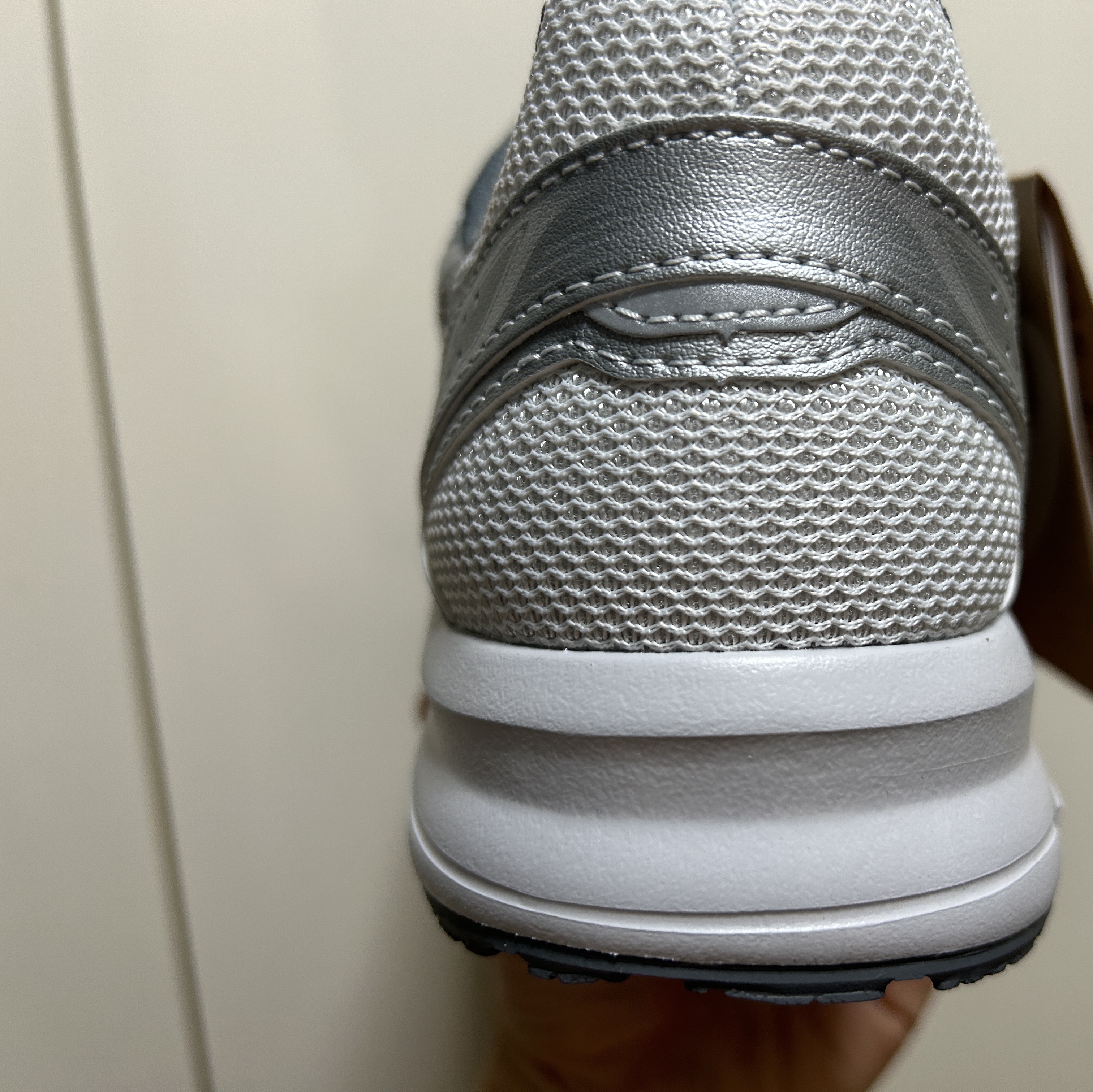 Asics Jog 100 S SMU Glacier Grey Pure Silver - 2E Wide 착용 스타일 - 2