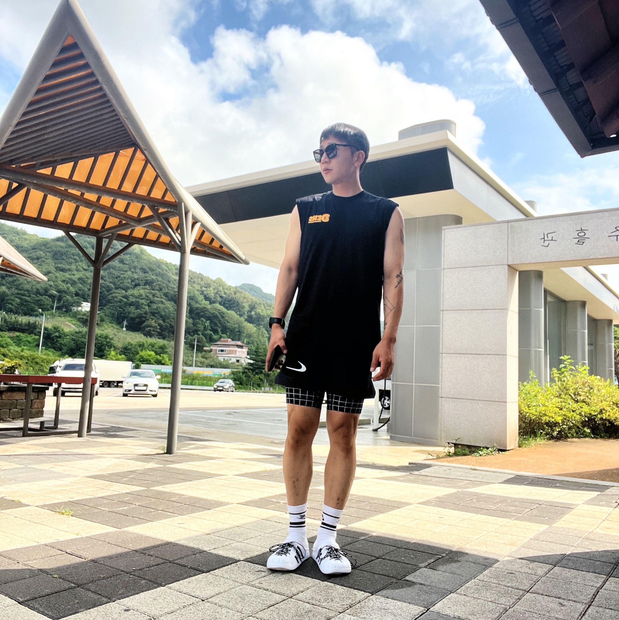Nike x Off-White NRG Shorts Black, Adidas Adilette Clog White Black 착용 스타일 - 1