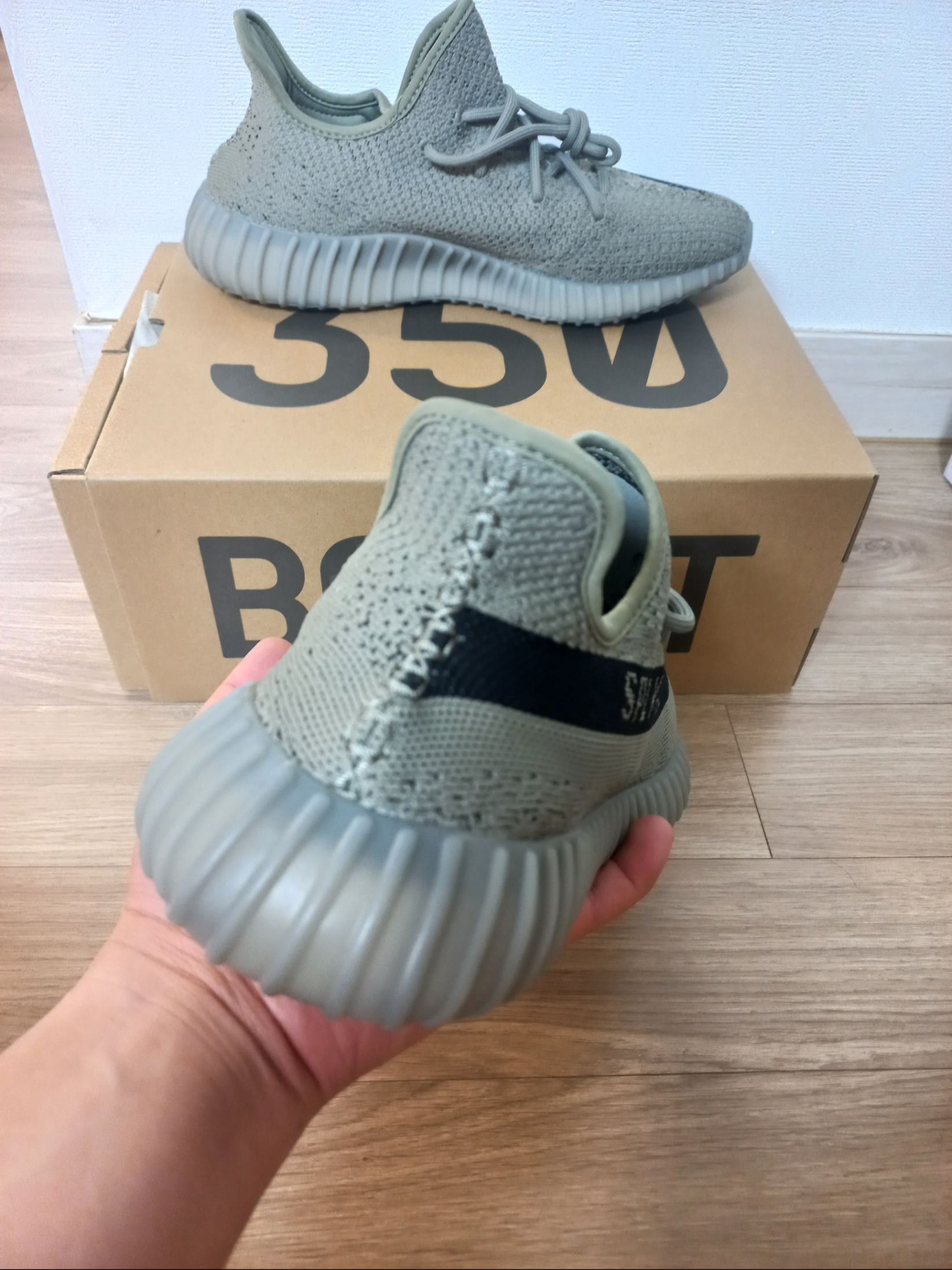 Adidas Yeezy Boost 350 V2 Granite Core Black 착용 스타일 - 2