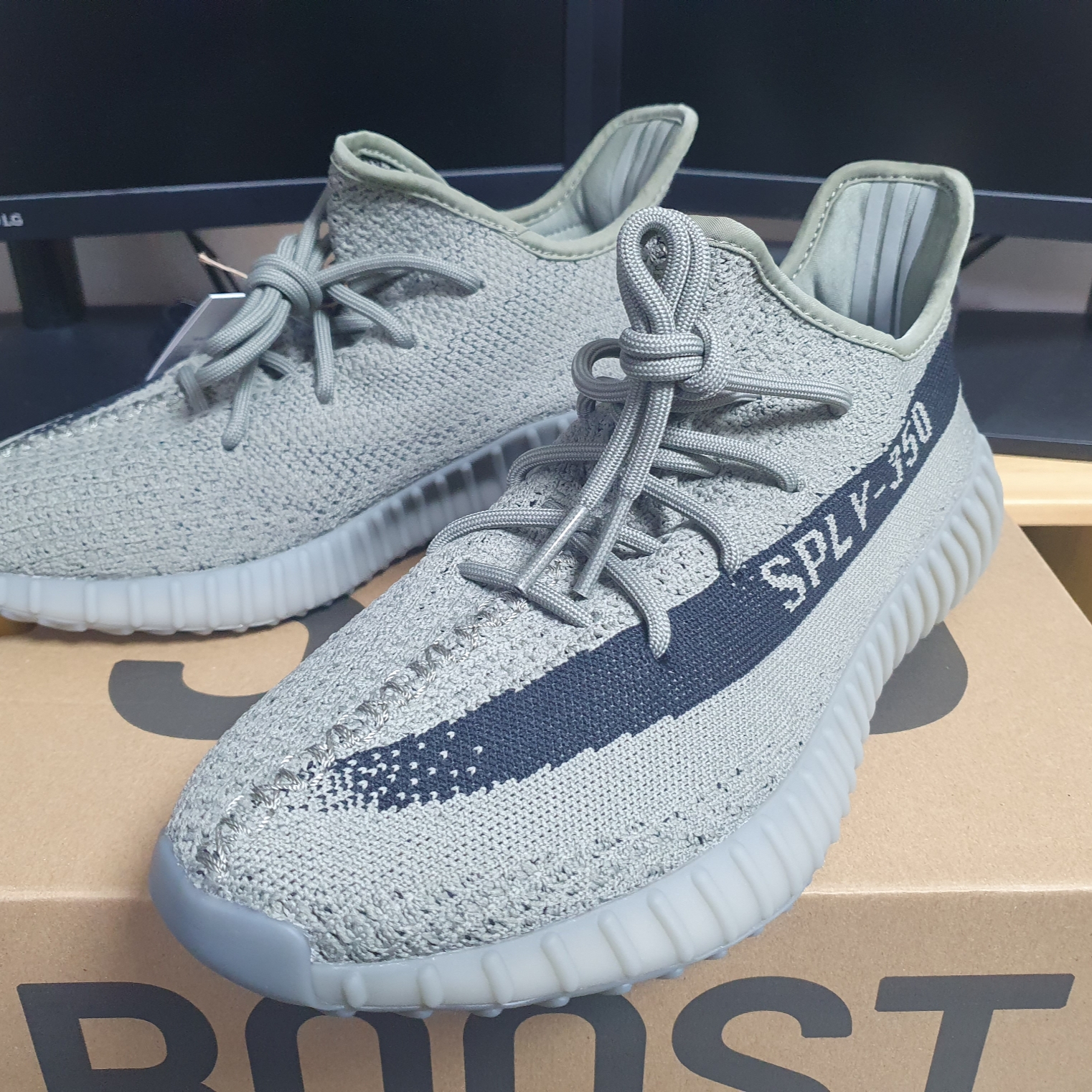 Adidas Yeezy Boost 350 V2 Granite Core Black 착용 스타일 - 1