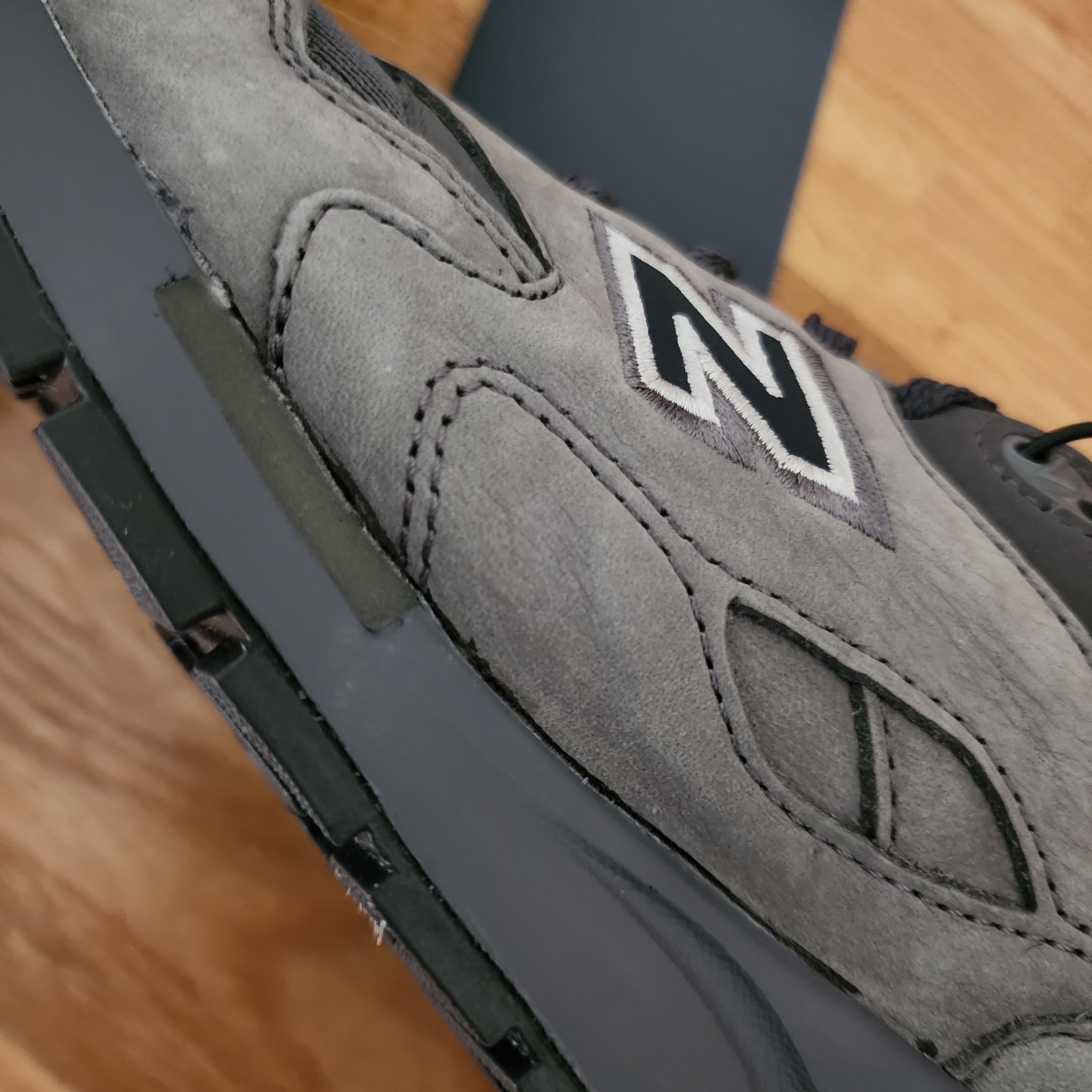 New Balance 1600 Dark Grey 착용 스타일 - 5