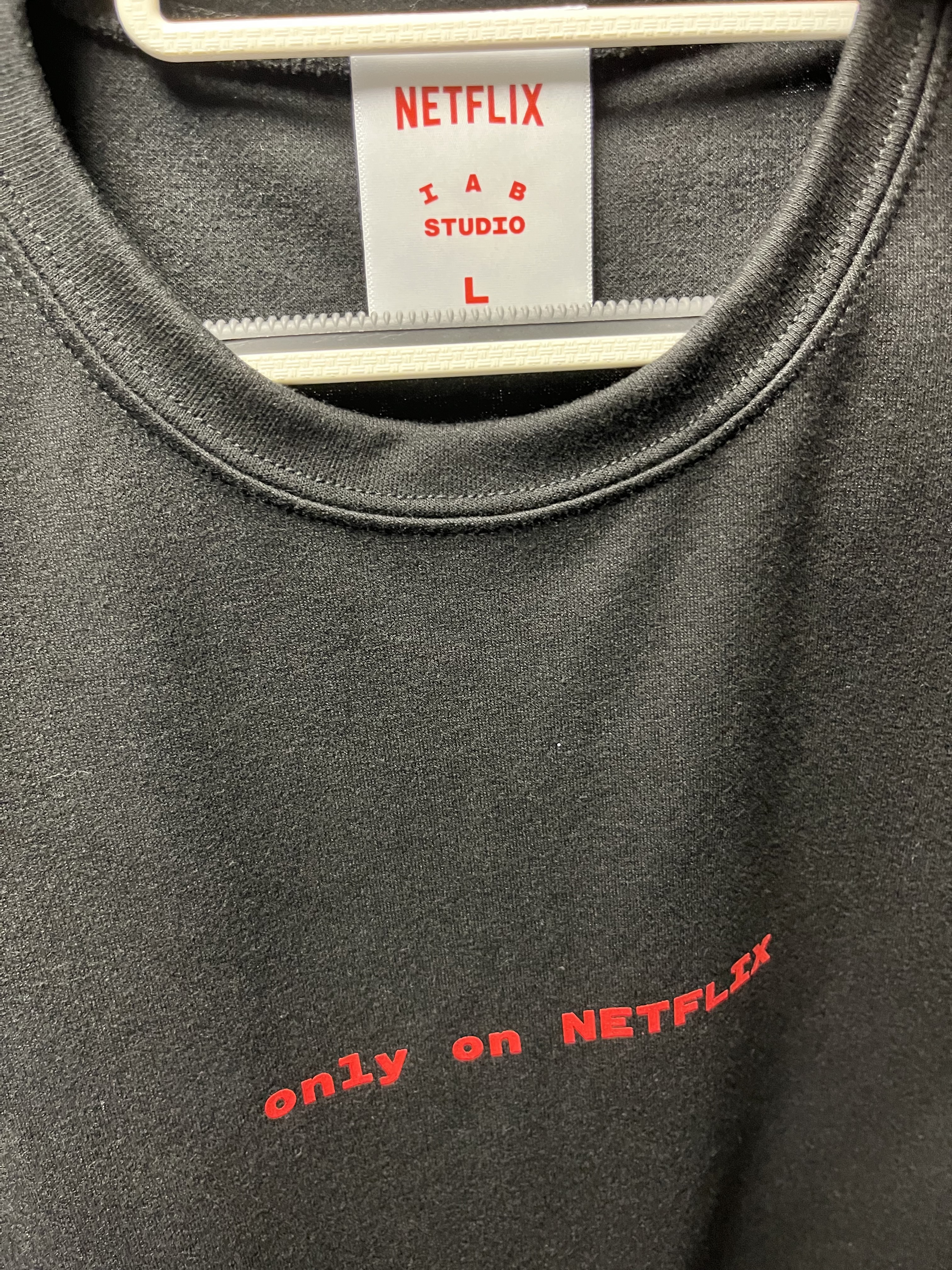 IAB Studio x Netflix SS T-Shirt Black 착용 스타일