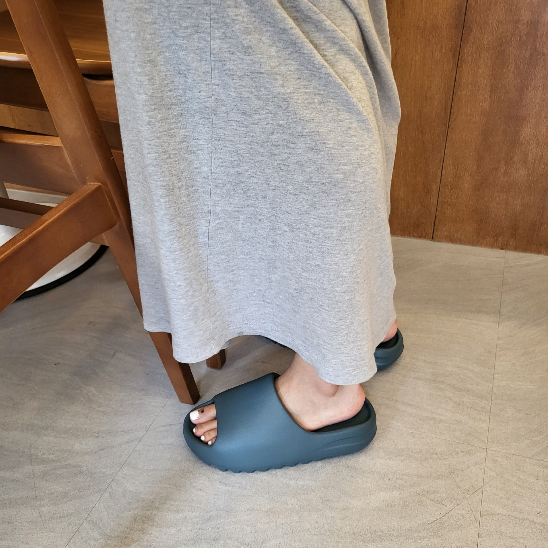 Adidas Yeezy Slide Slate Marine 착용 스타일