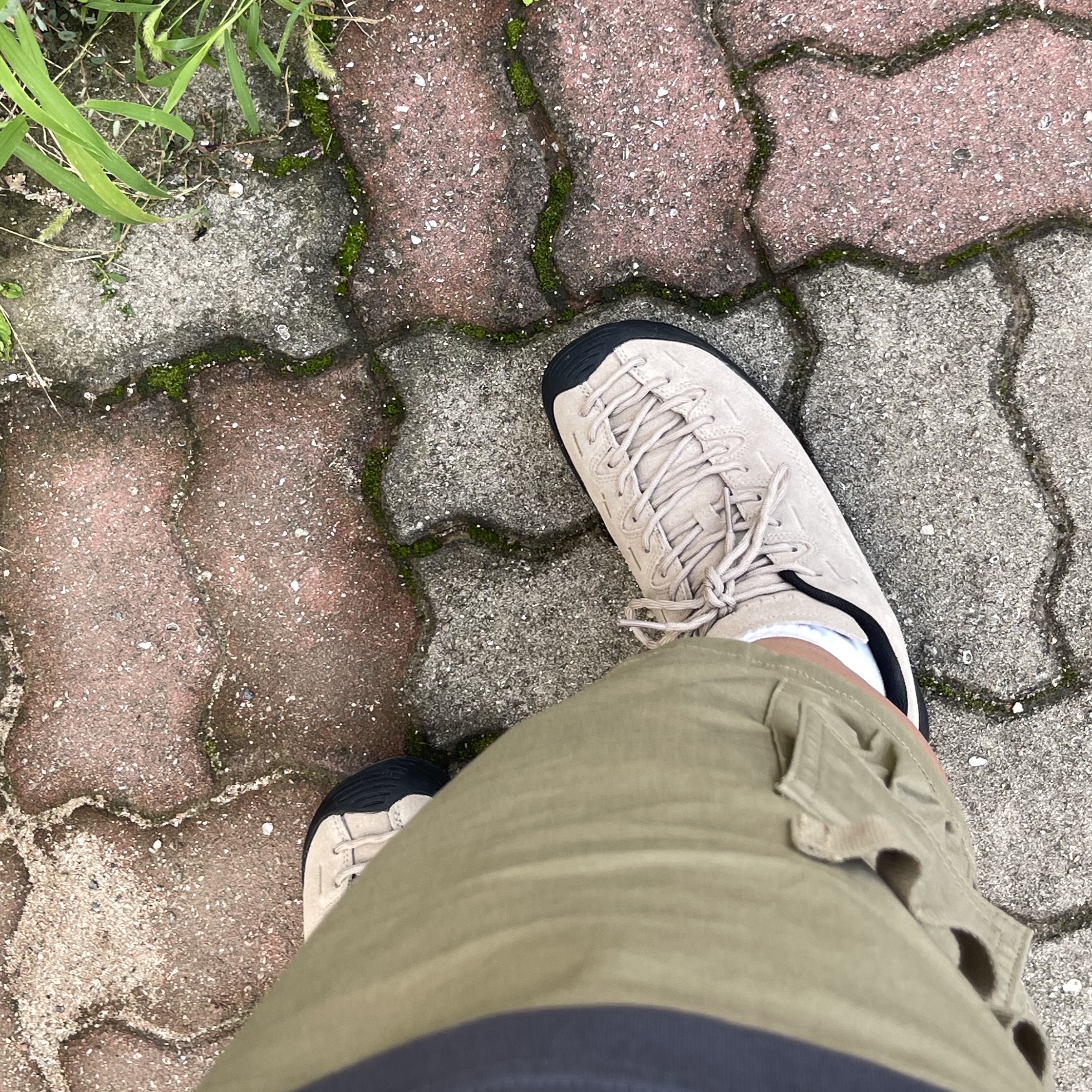 Keen Jasper Suede Sneakers Silver Mink 착용 스타일