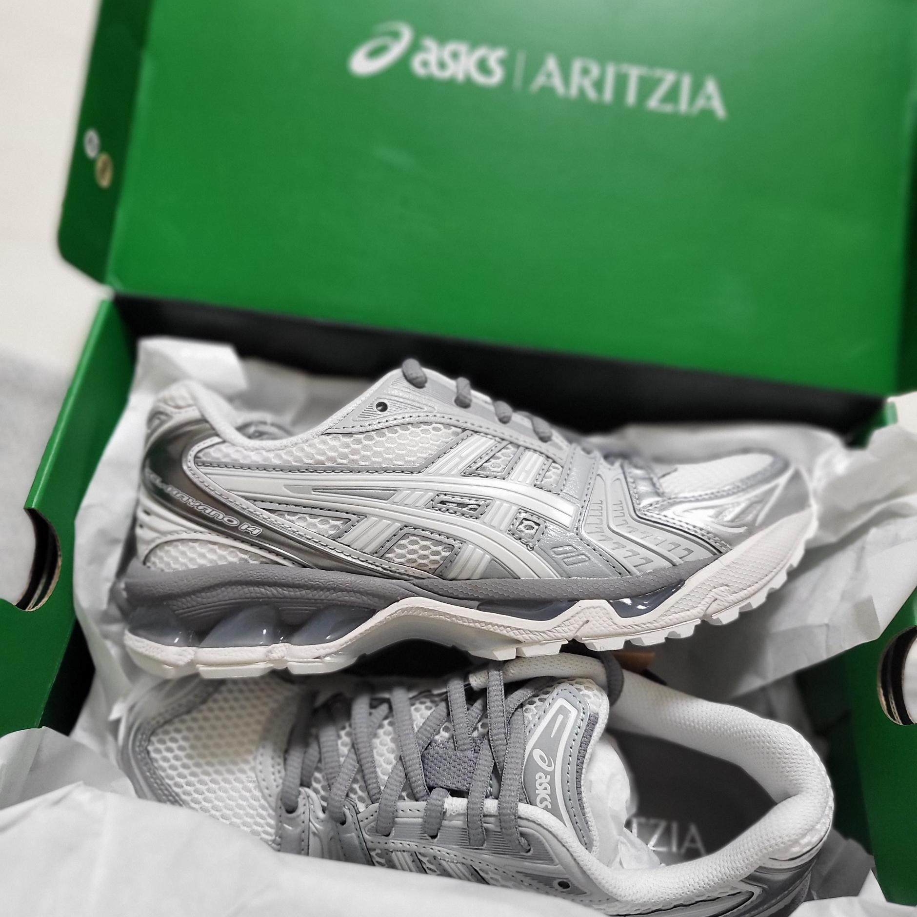Asics x Aritzia Gel-Kayano 14 Blanc De Blanc 착용 스타일