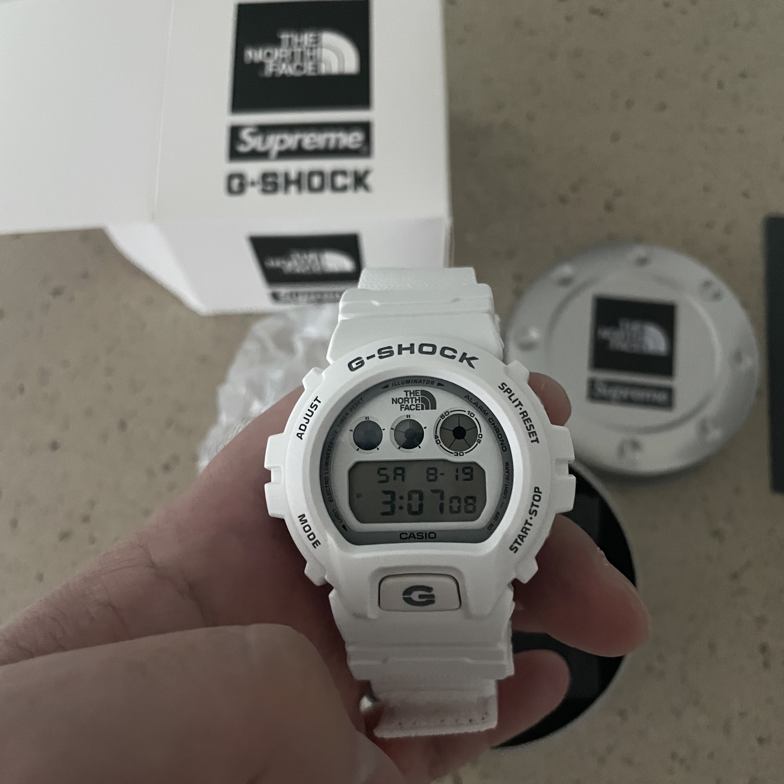 Casio G-Shock x Supreme x The North Face DW-6900 White 착용 스타일 - 2