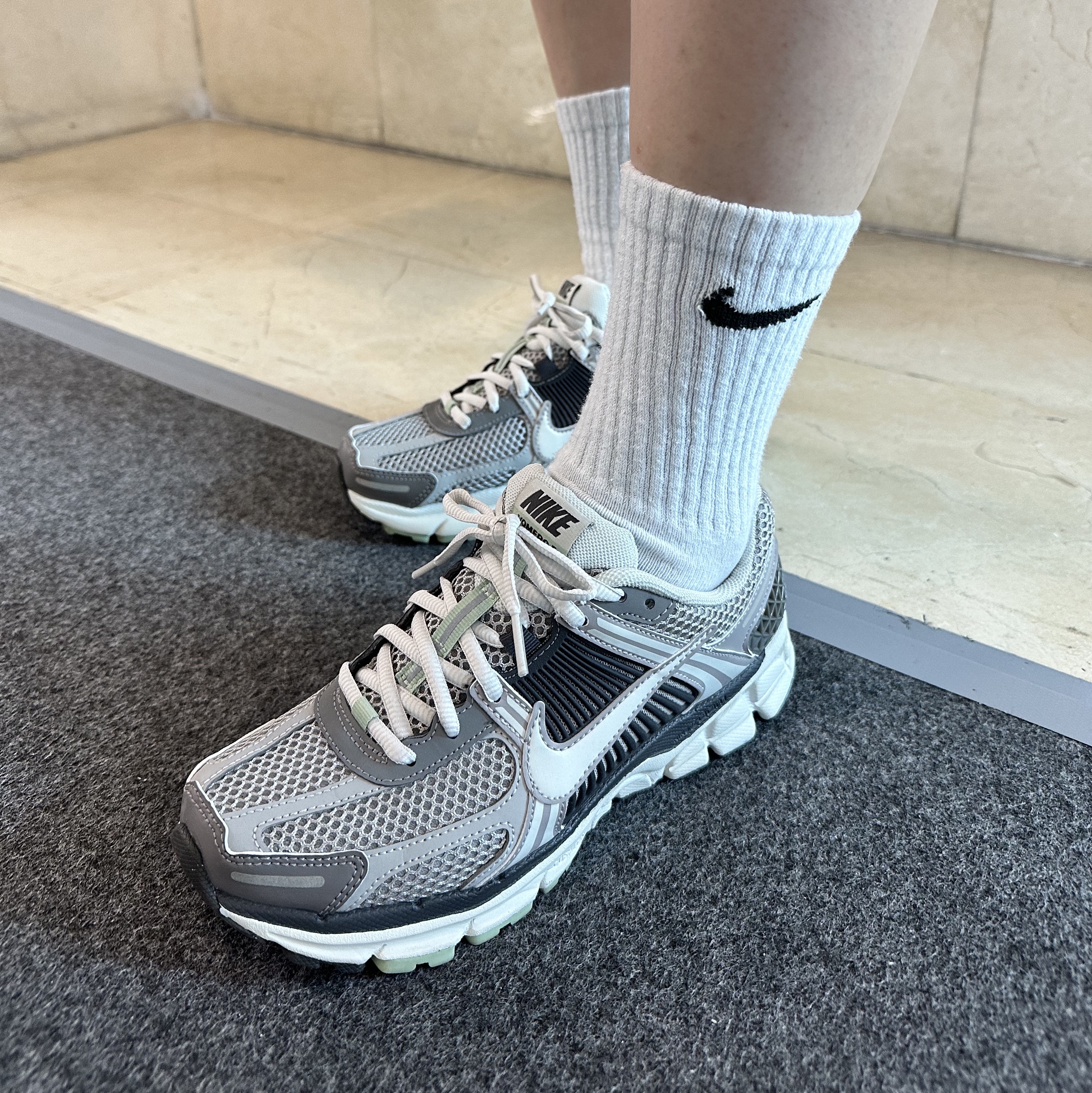 (W) Nike Zoom Vomero 5 Cobblestone and Flat Pewter 착용 스타일
