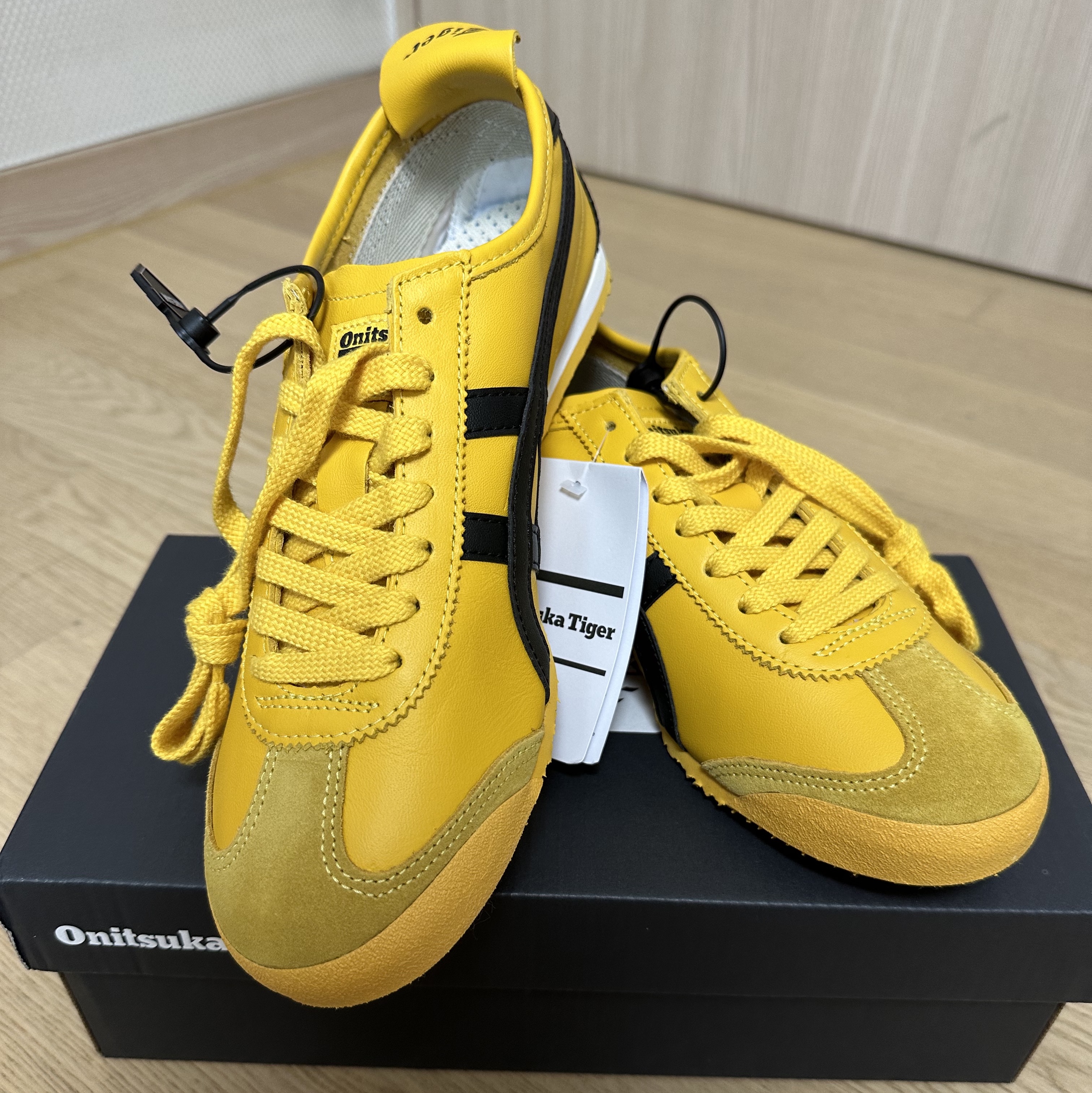Onitsuka Tiger Mexico 66 Yellow Black 착용 스타일