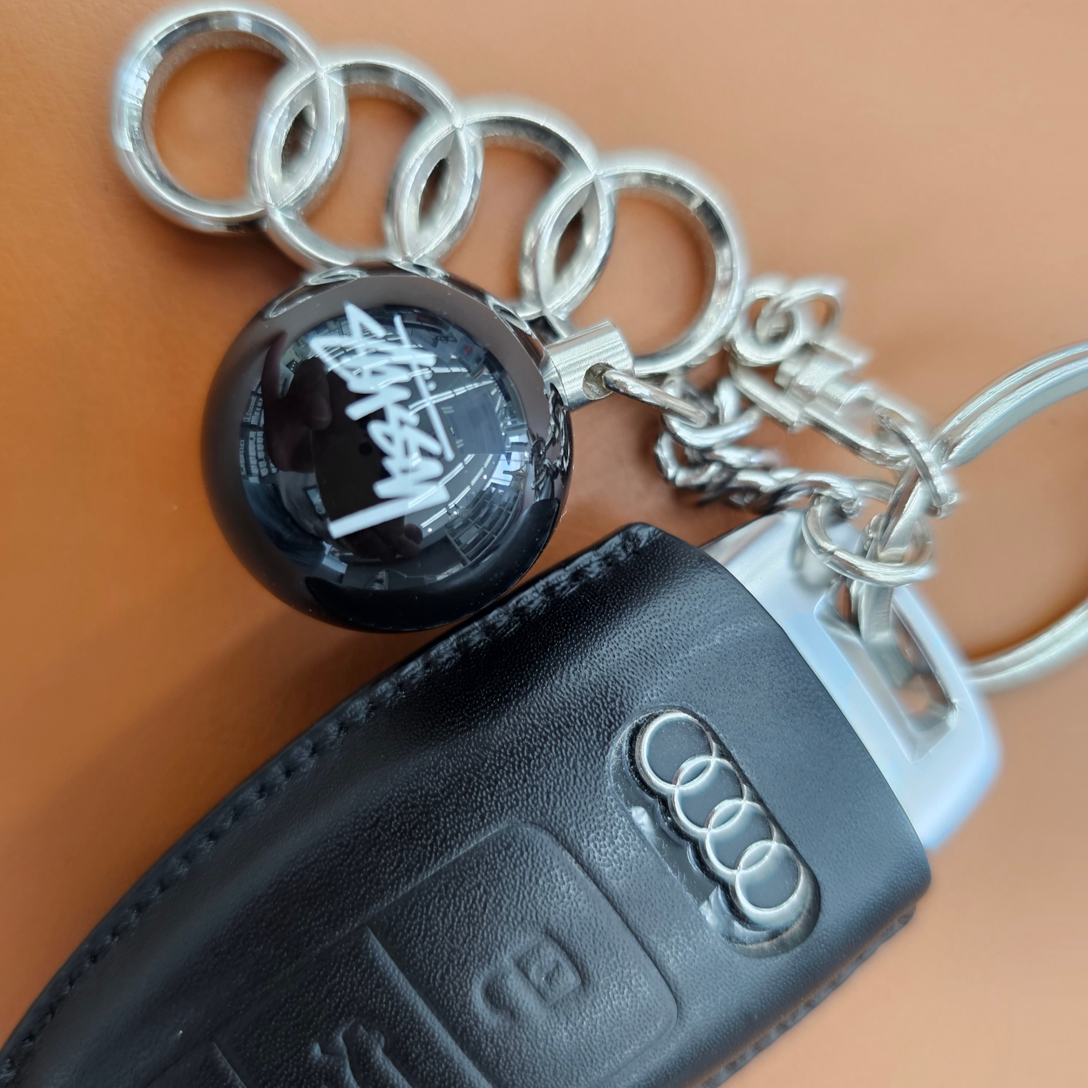 Stussy 8 Ball Keychain Black ์ฐฉ์ฉ ์คํ์ผ