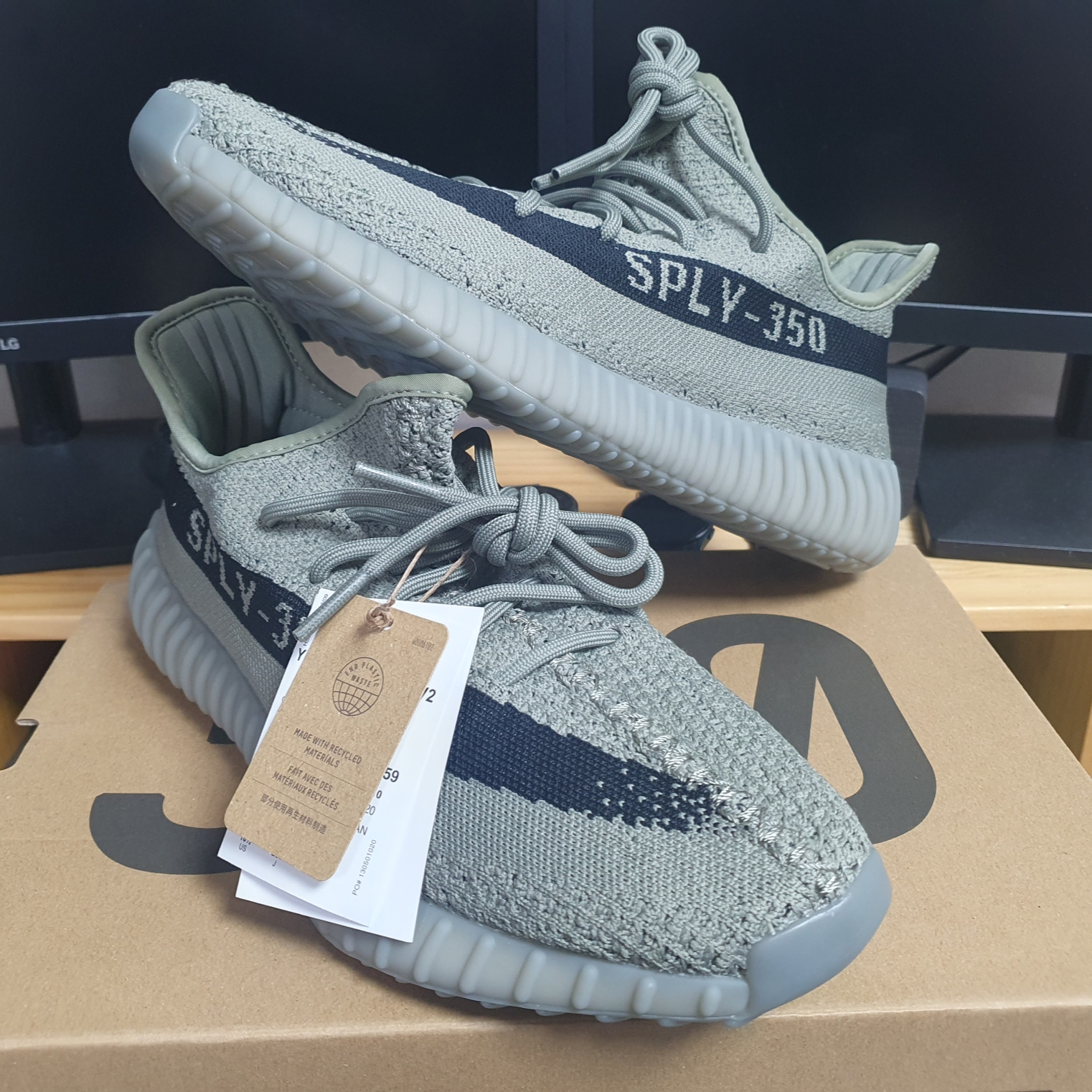 Adidas Yeezy Boost 350 V2 Granite Core Black 착용 스타일 - 3