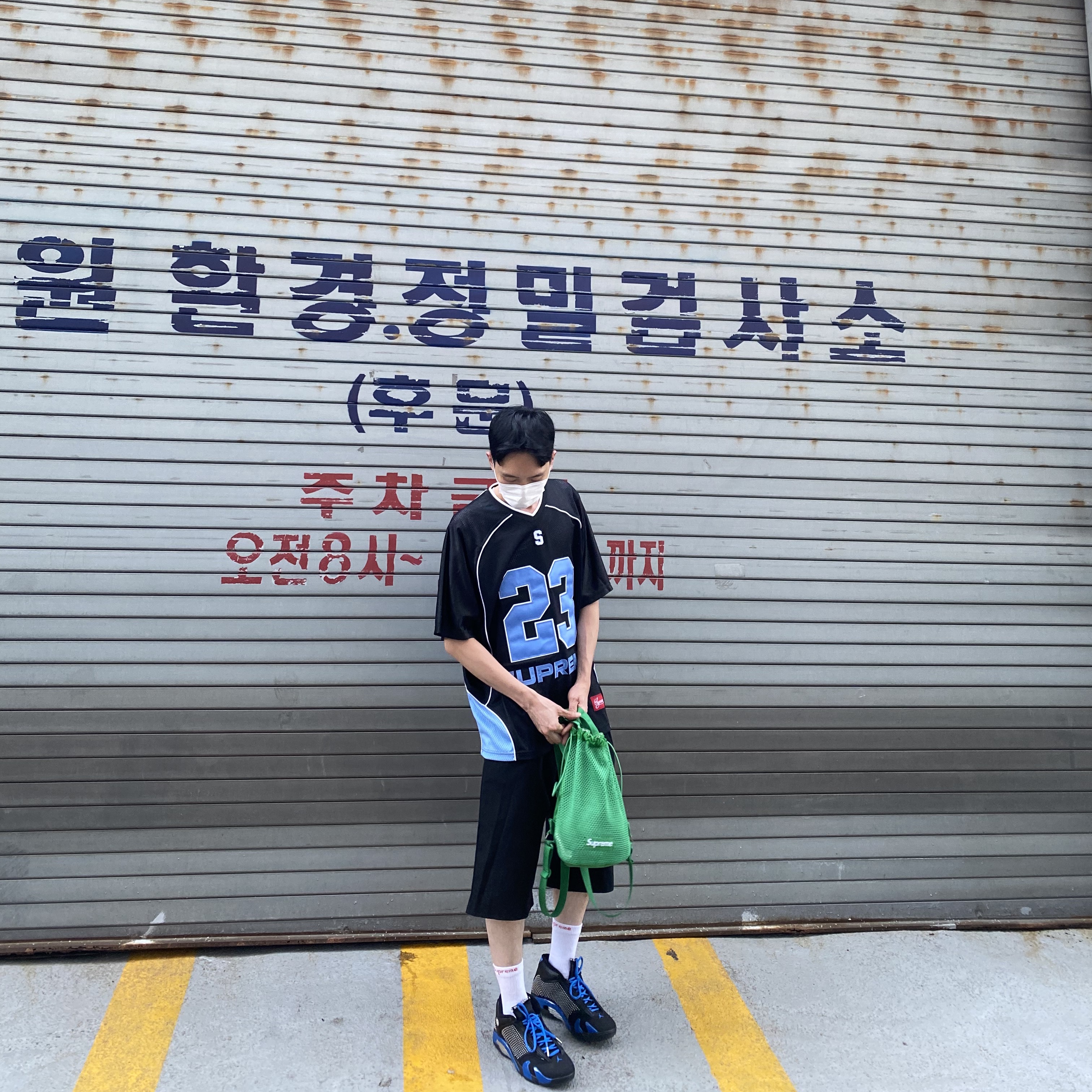 Supreme Perfect Season Football Jersey Black - 23SS, Supreme Hanes Crew Socks White (4 Pack) 착용 스타일