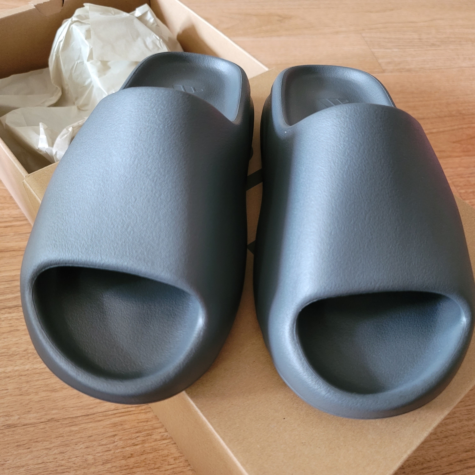 Adidas Yeezy Slide Slate Grey 착용 스타일 - 1