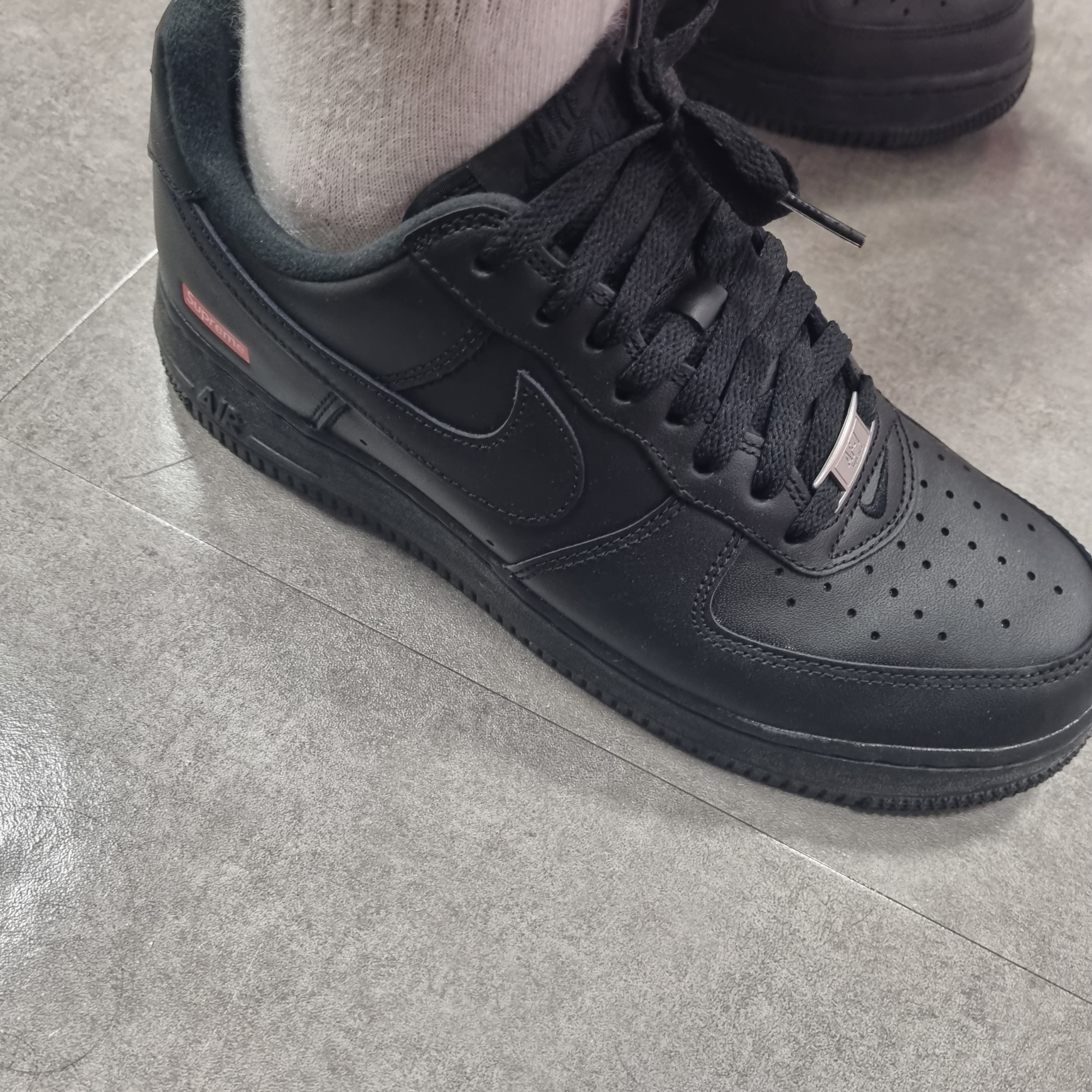 Nike x Supreme Air Force 1 Low Black 착용 스타일