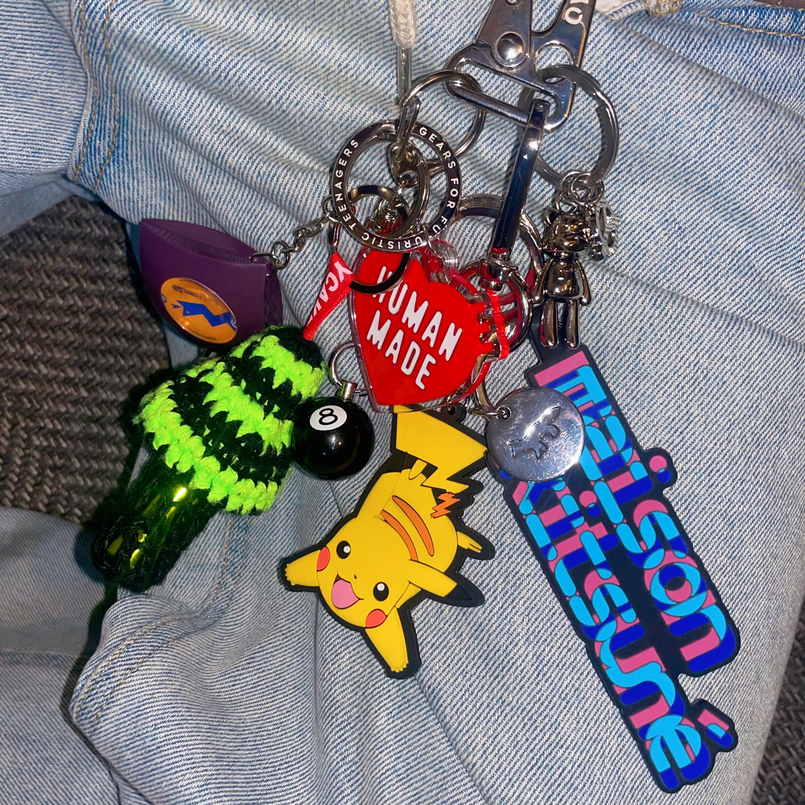 Human Made Heart Keyring Red, Stussy 8 Ball Keychain Black 착용 스타일