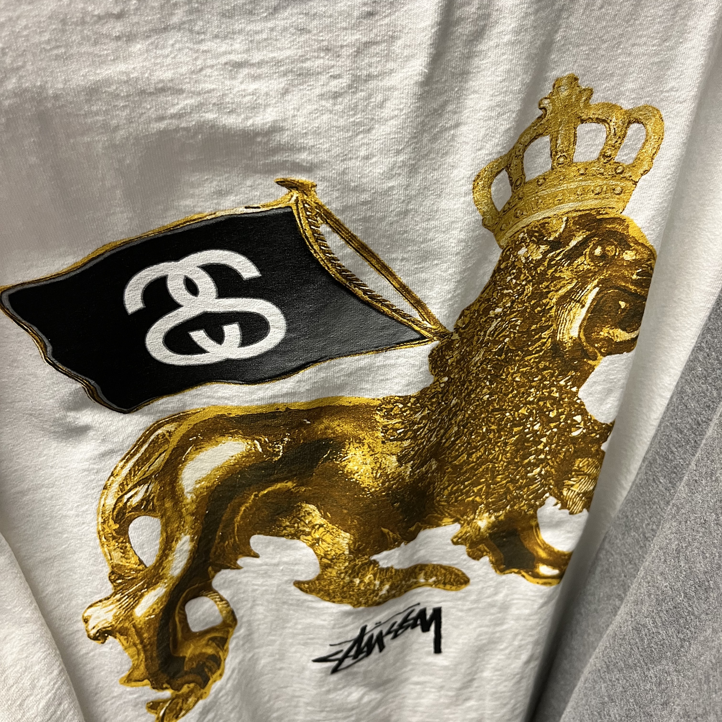 Stussy Gold Lion T-Shirt White 착용 스타일