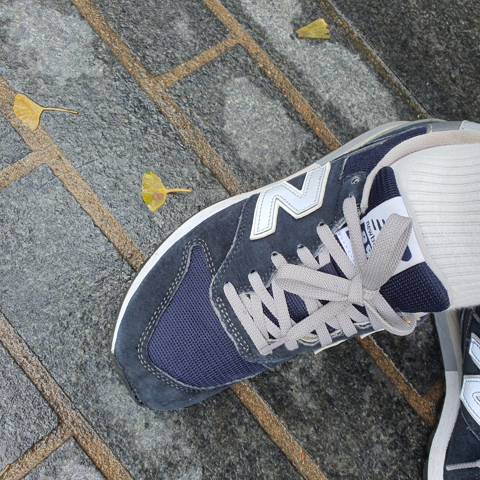 New Balance 996 Navy Silver 착용 스타일 - 3
