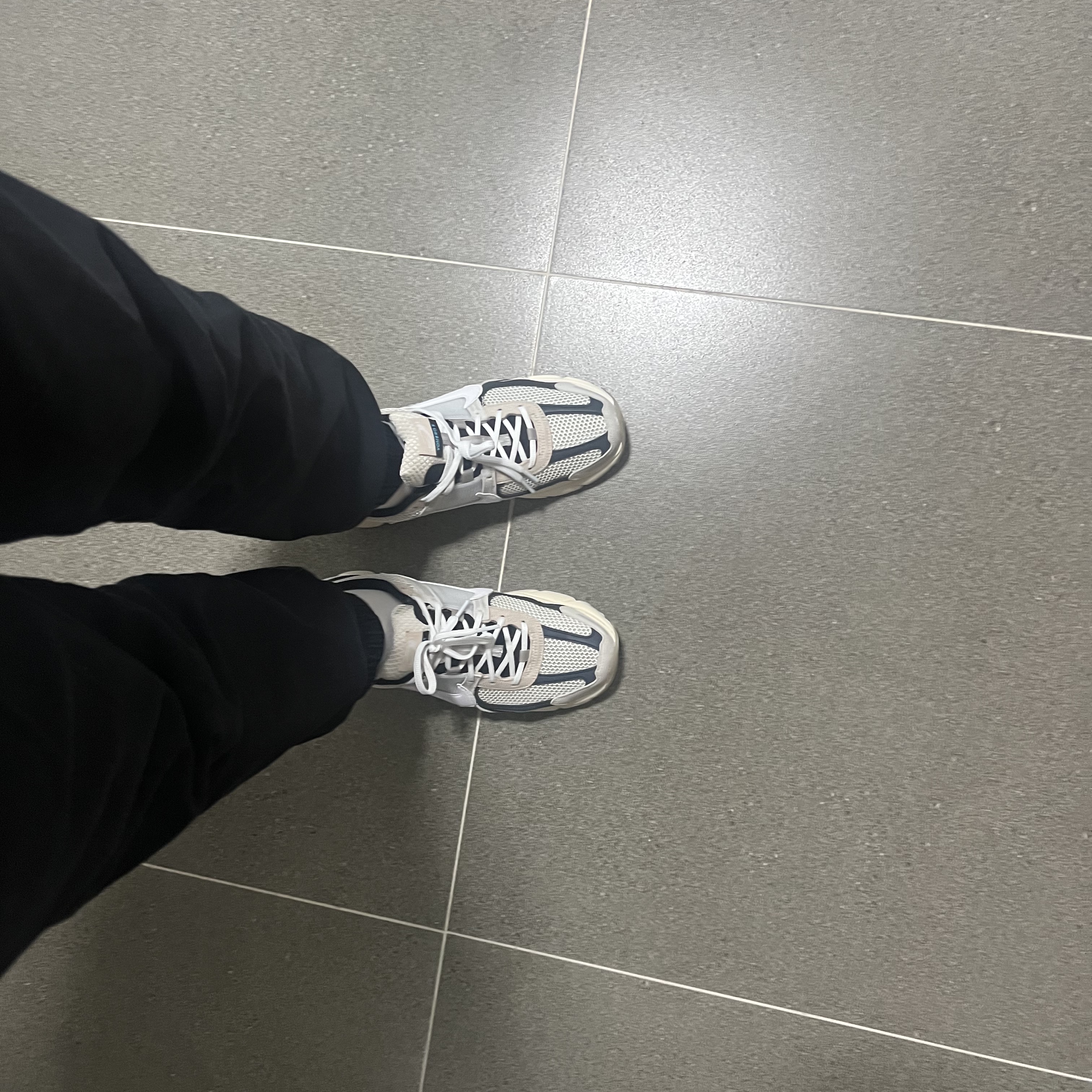 Nike Zoom Vomero 5 Light Bone and Black 착용 스타일 - 1