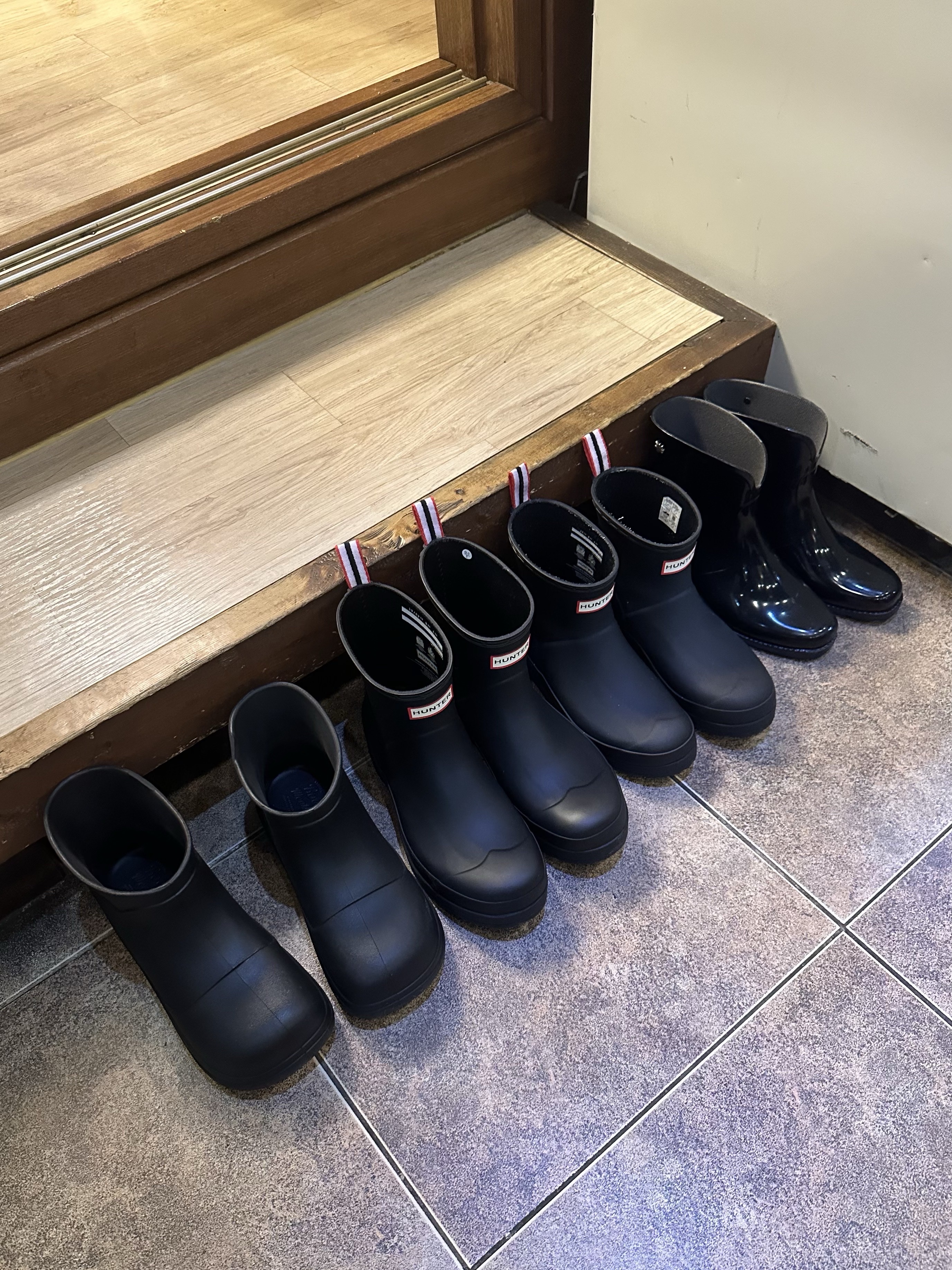 (W) Rockfishweatherwear Hayden Boots Black, Hunter Play Short Wellington Boots Black 착용 스타일