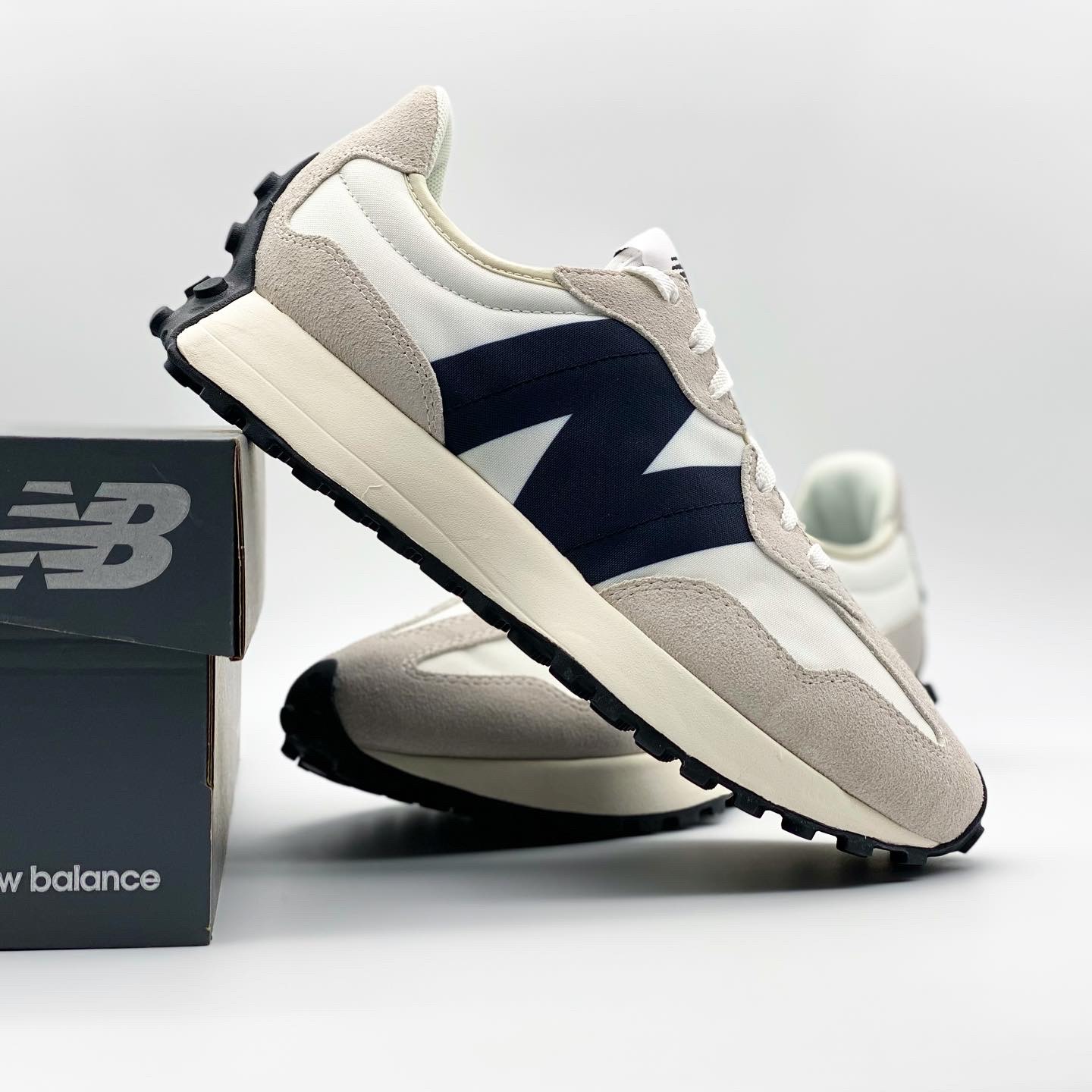 New Balance 327 White Black 착용 스타일 - 4