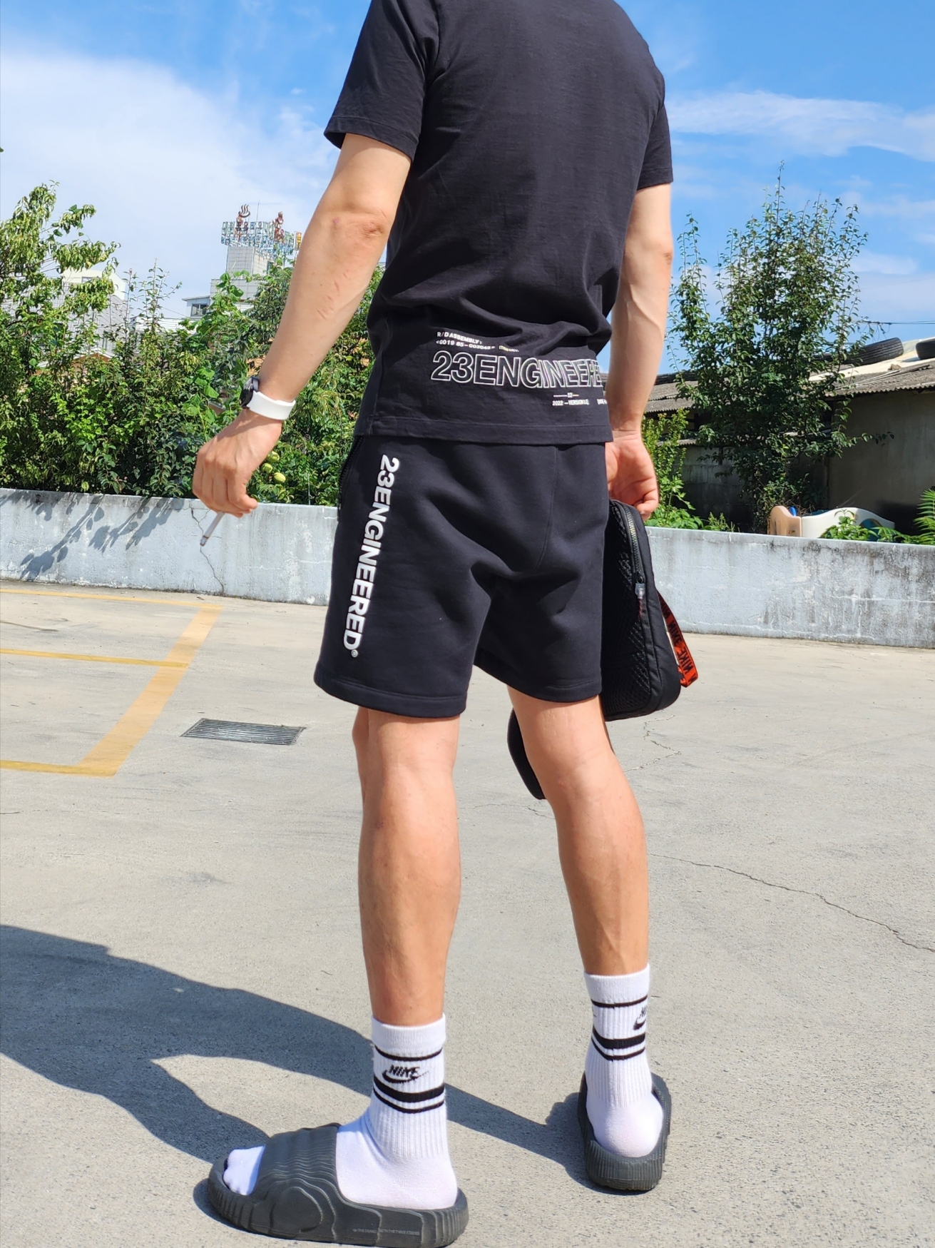 Adidas Adilette 22 Carbon, Nike Everyday Essential Crew Socks White (3 Pack/Korean Ver.) 착용 스타일