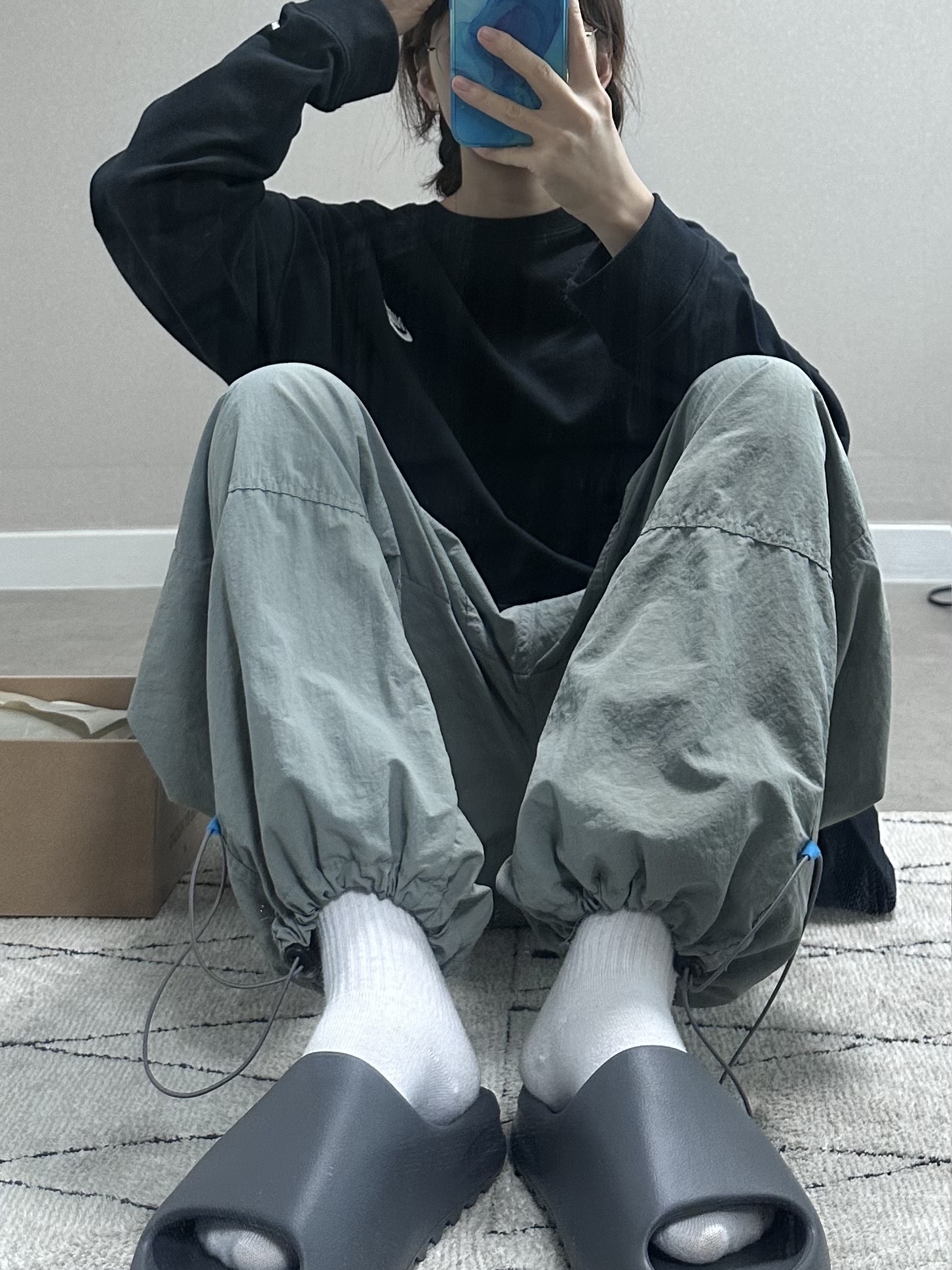 Adidas Yeezy Slide Slate Grey, Nike x Peaceminusone LS T-Shirt Black (DR0098-010) 착용 스타일 - 2