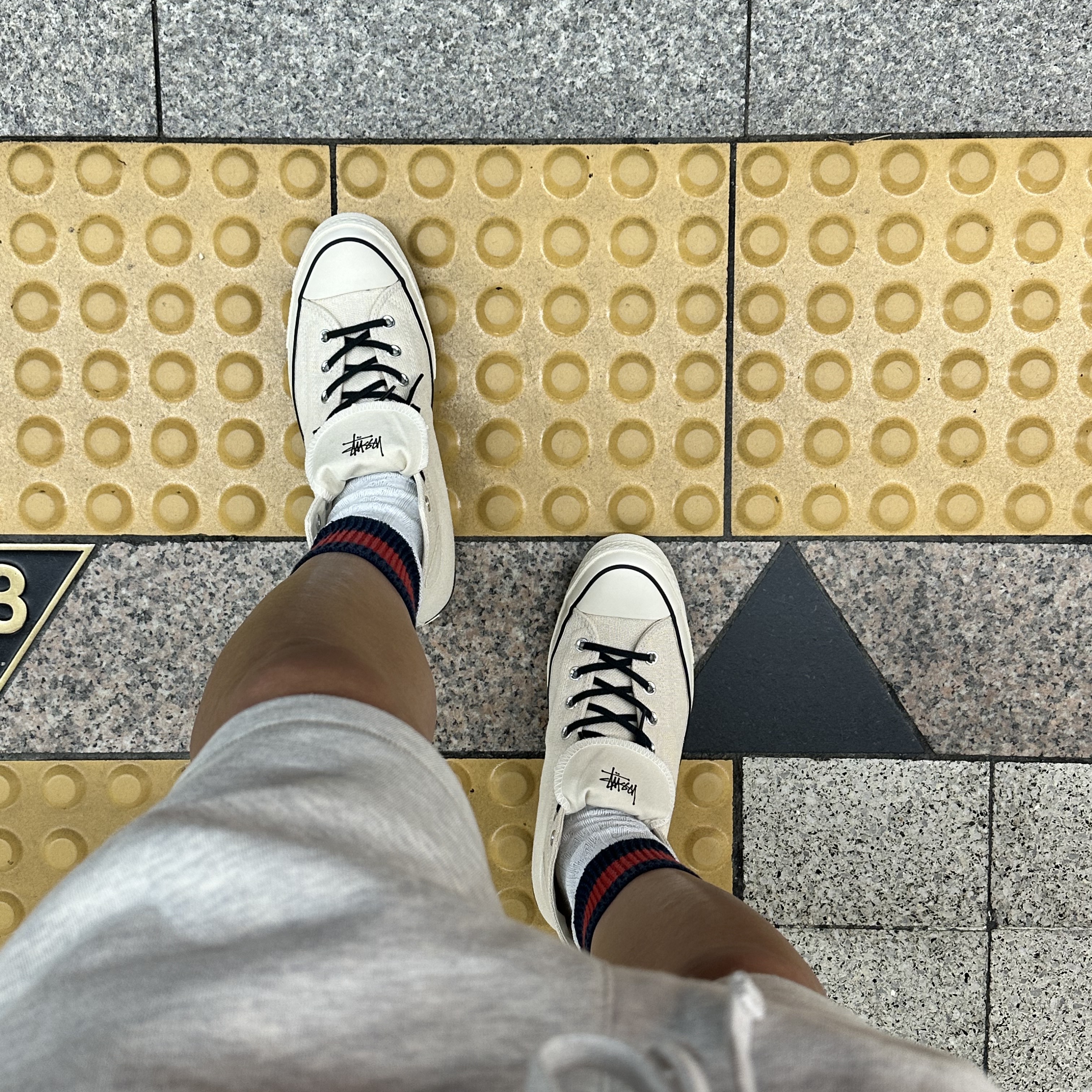Converse x Stussy Chuck 70 High Natural Ivory, Essentials The Core Collection Sweatshorts Light Oatmeal 착용 스타일 - 3