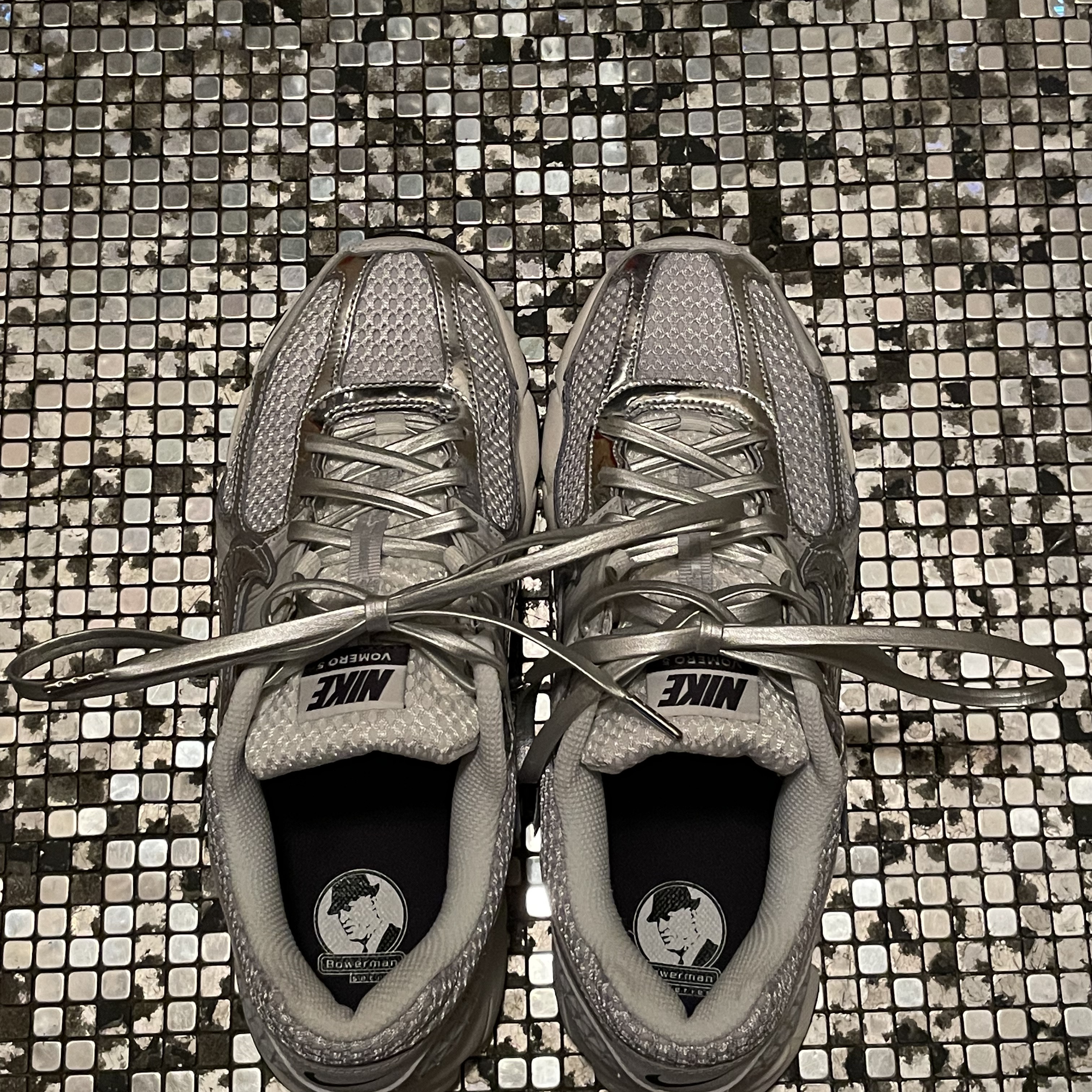 (W) Nike Zoom Vomero 5 Photon Dust and Metallic Silver 착용 스타일