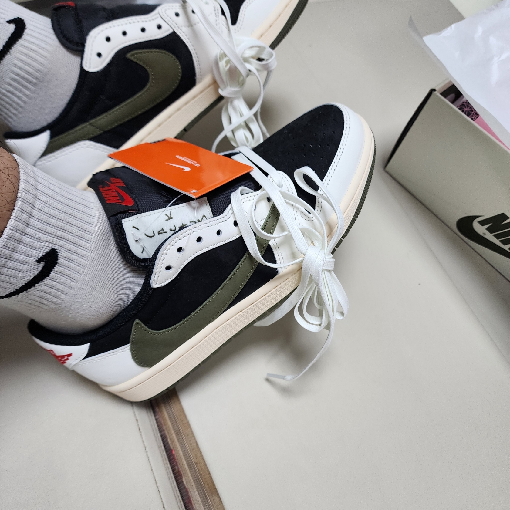 (W) Jordan 1 x Travis Scott Retro Low OG SP Medium Olive 착용 스타일 - 2